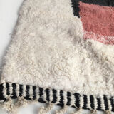 Tapis berbère marocain Beni Ouarain écru à motifs colorés 236x139cm