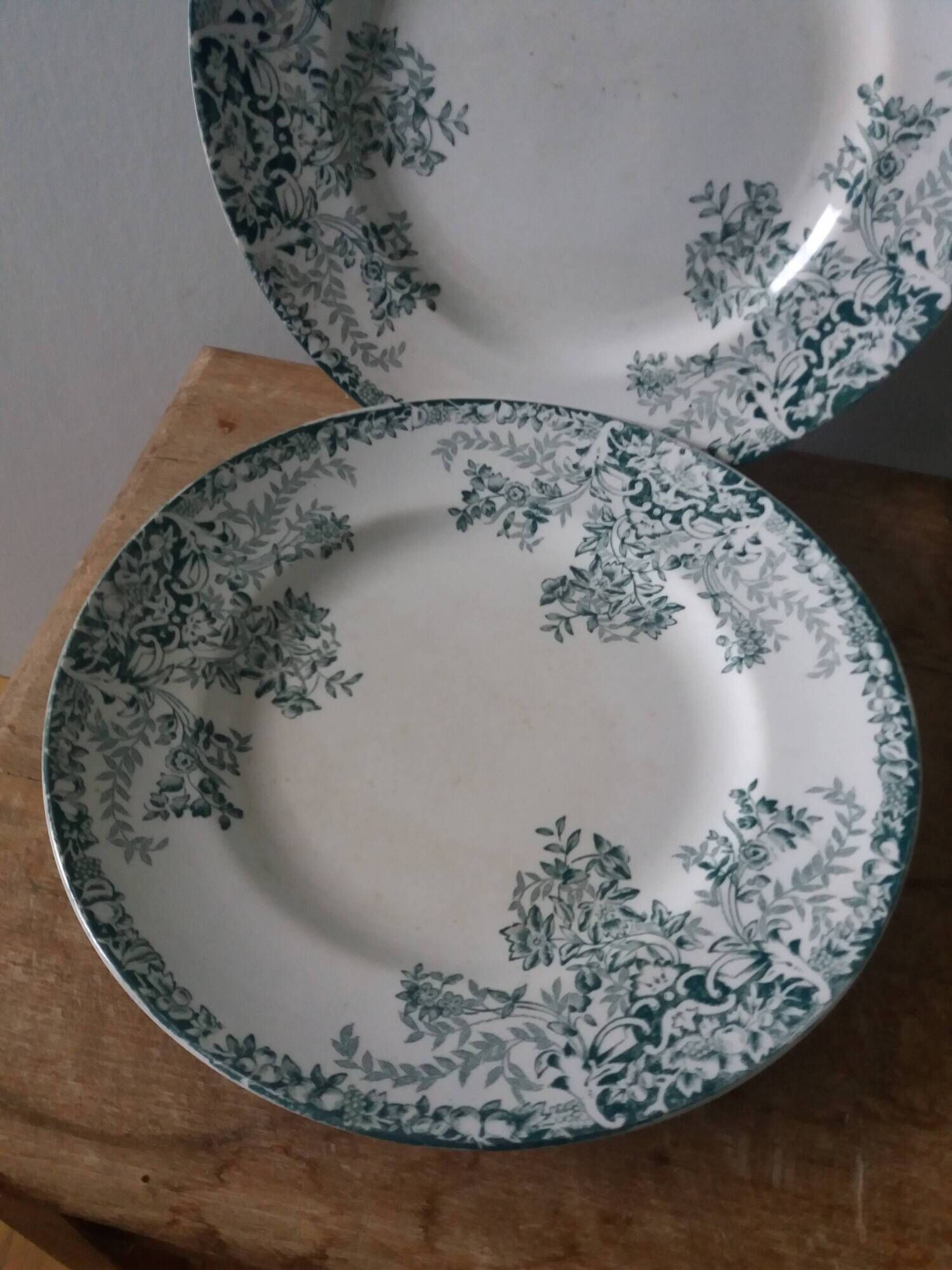 Set of 2 Lebacqz and Bouchart Saint Amand plates, early 20th century