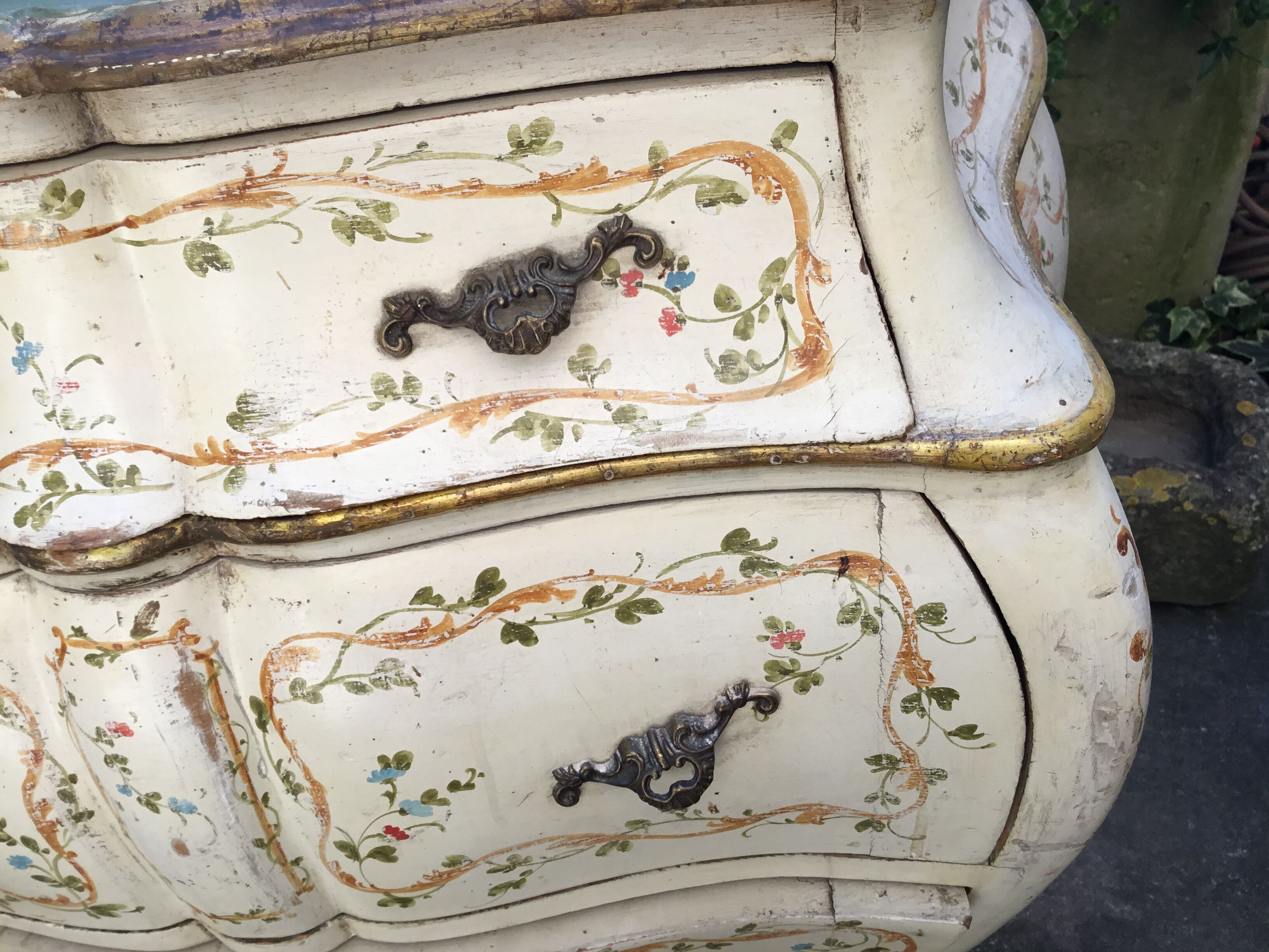 Venetian chest of drawers