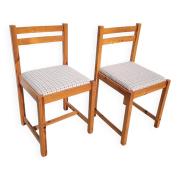 Pair of 80s chairs in pine and checked fabric.