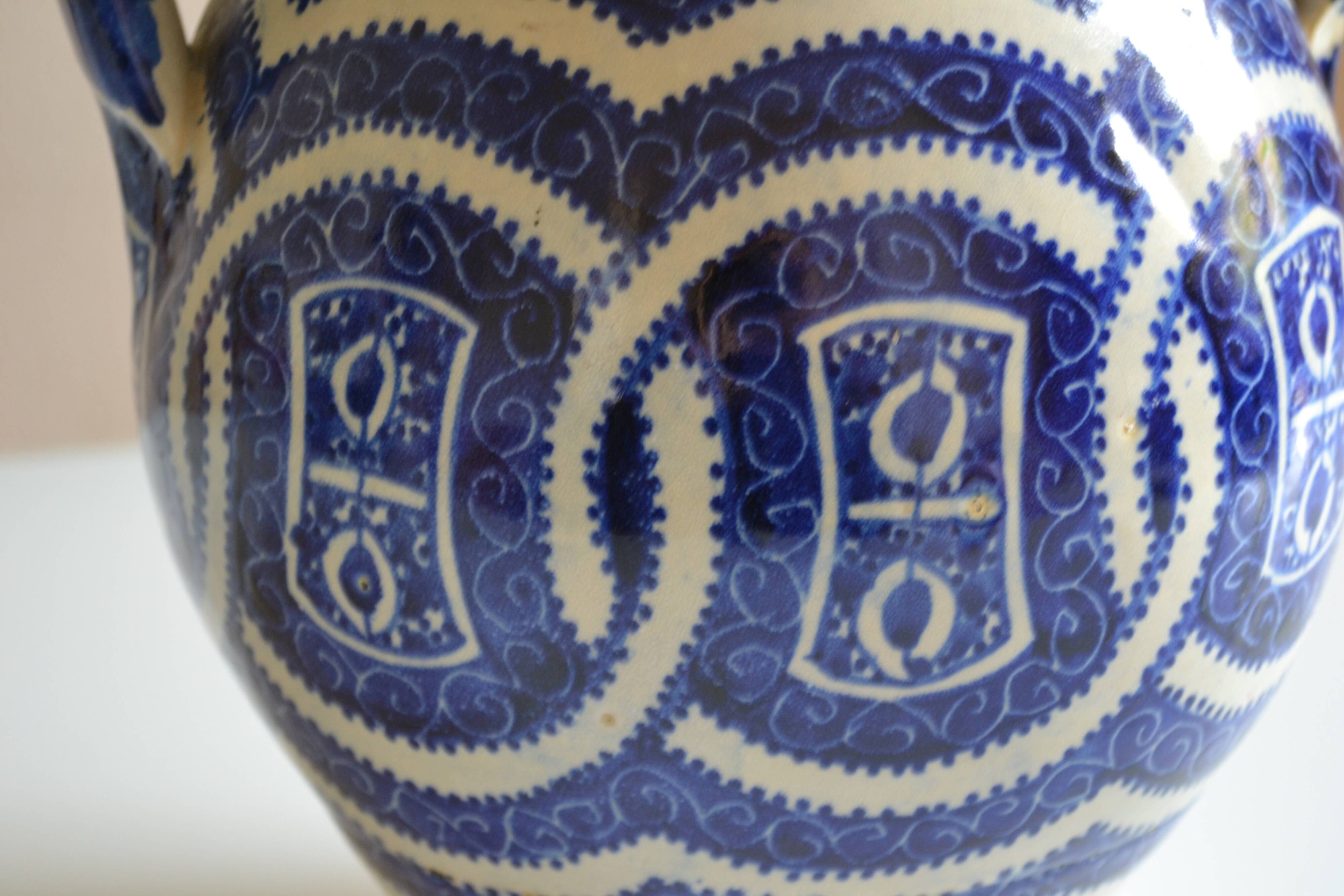 Large vase from the Serghini workshop, ancient Moroccan ceramics, first half of the 20th century.