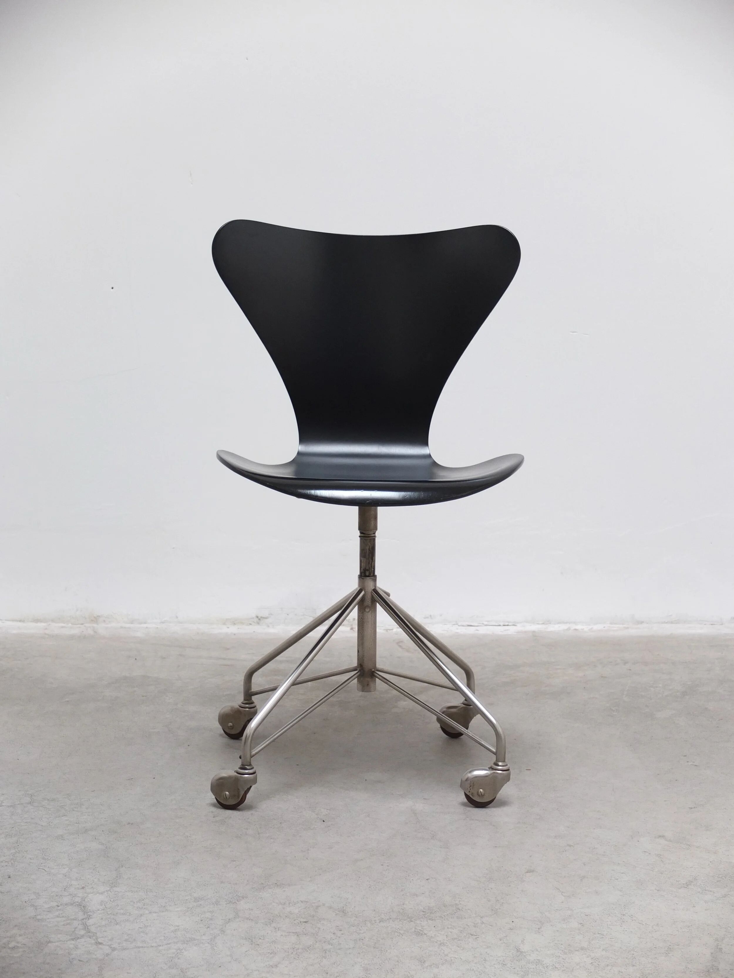 1st edition '3117' swivel desk chair by Arne Jacobsen for Fritz Hansen, 1955