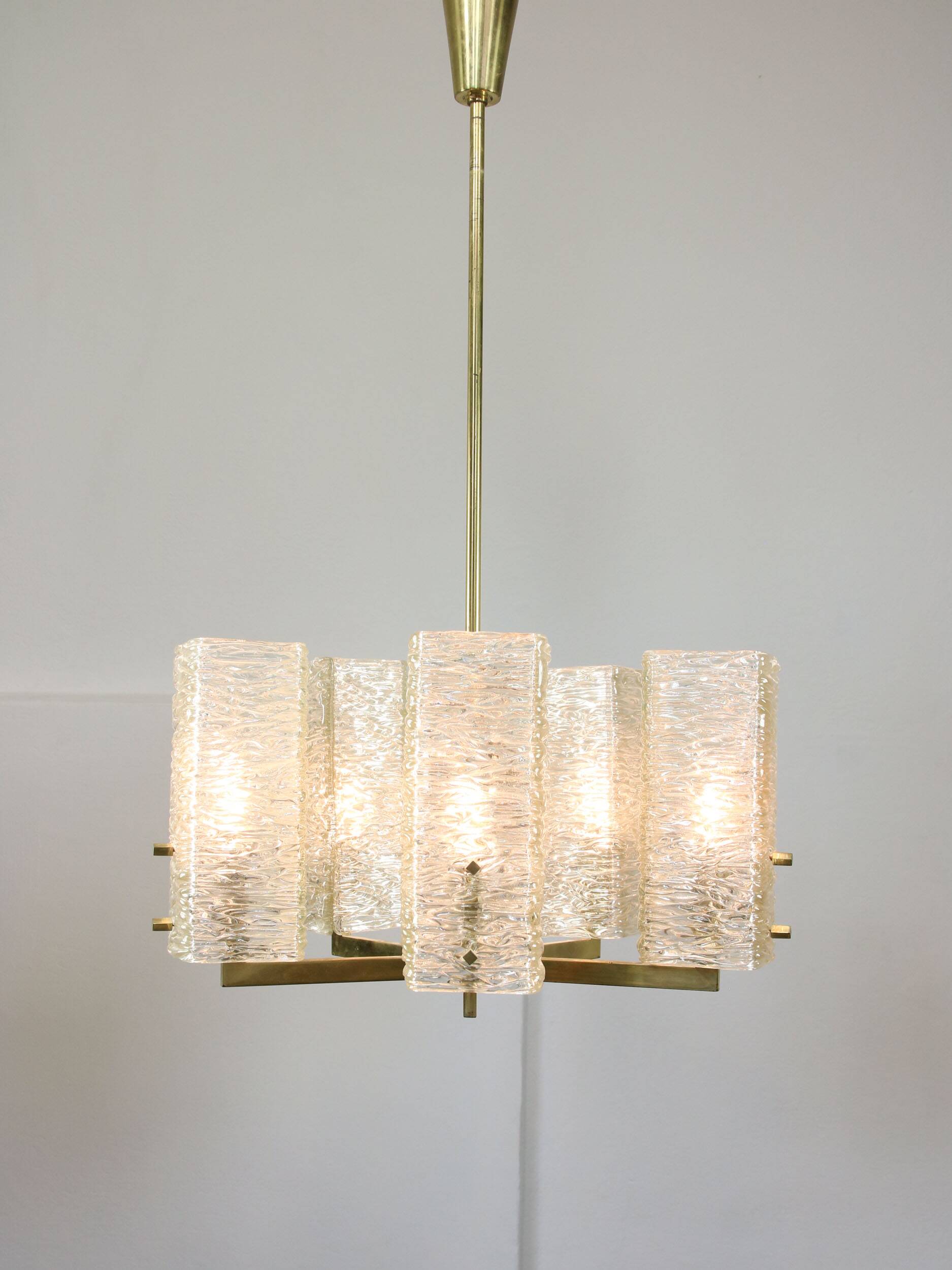 Lustre vintage par JT Kalmar / Vienne années 1960 / Blocs de verre dépoli et base en laiton du milieu du siècle