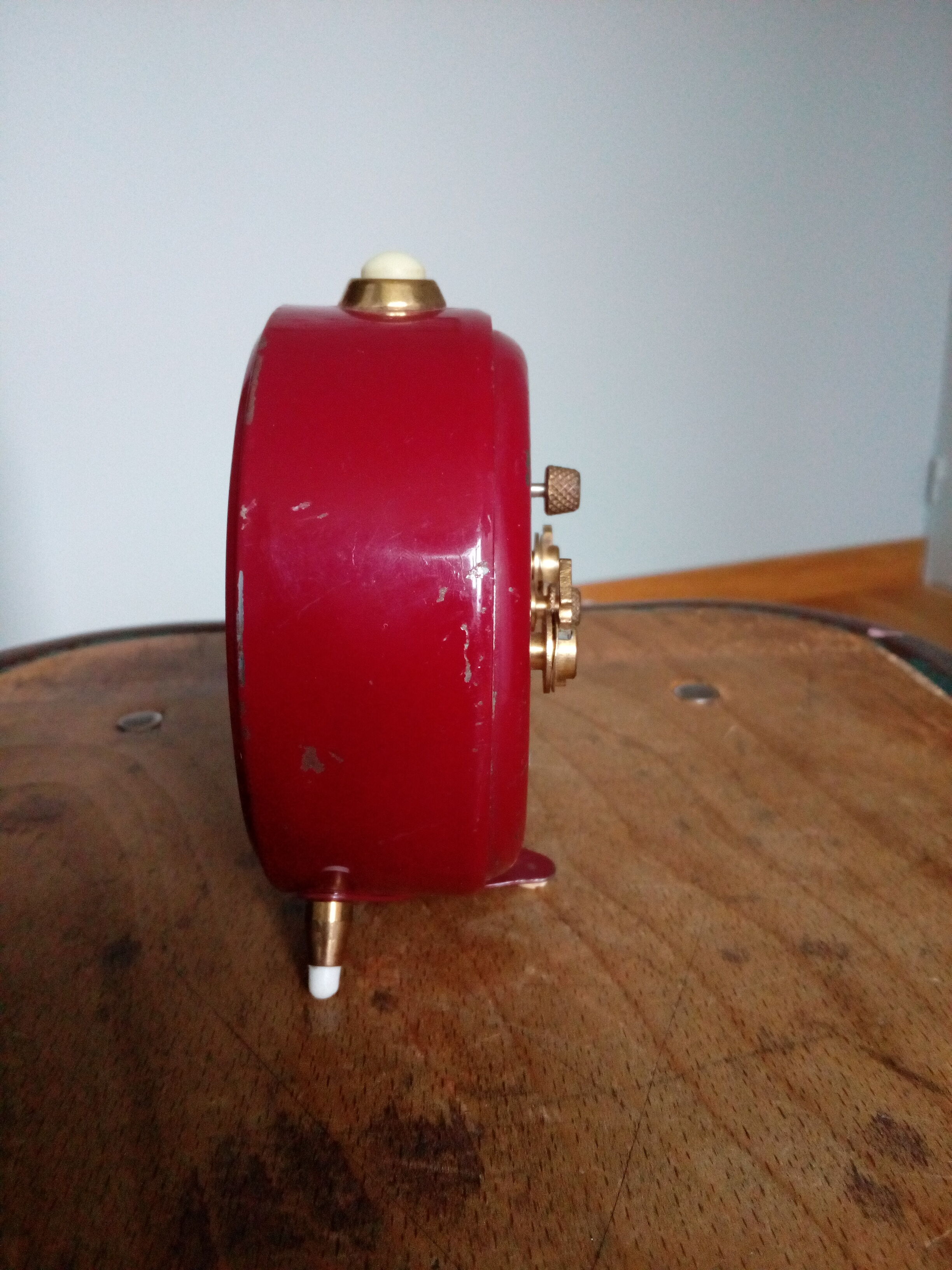 Réveil Jaz mécanique fin des années 60  rouge bordeaux et doré