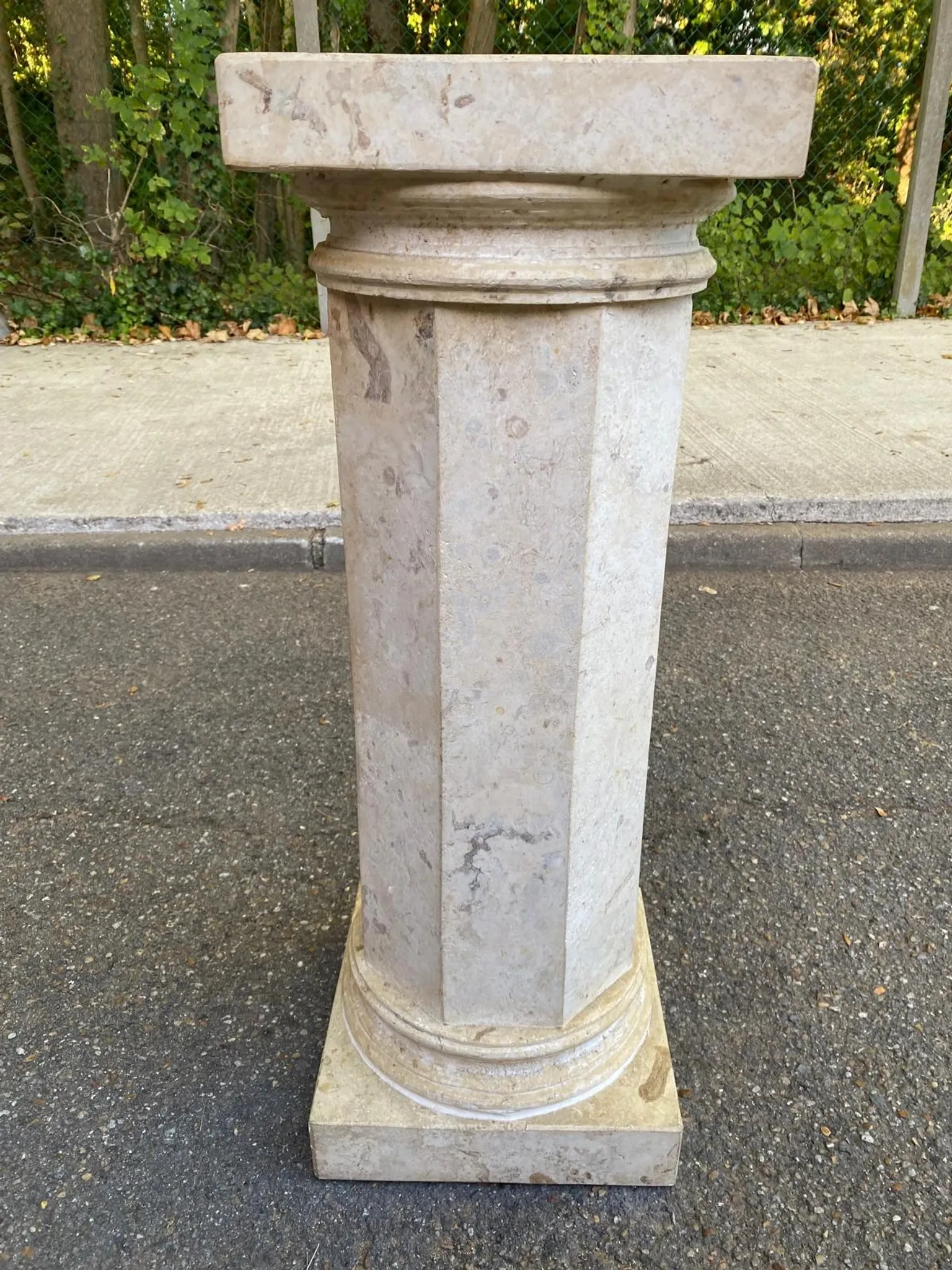 Colonne piédestal en pierre naturelle marbre beige style néoclassique 77cm