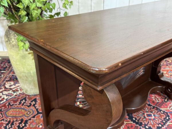Console style Louis Philippe en teck des années 50 - travail indonésien
