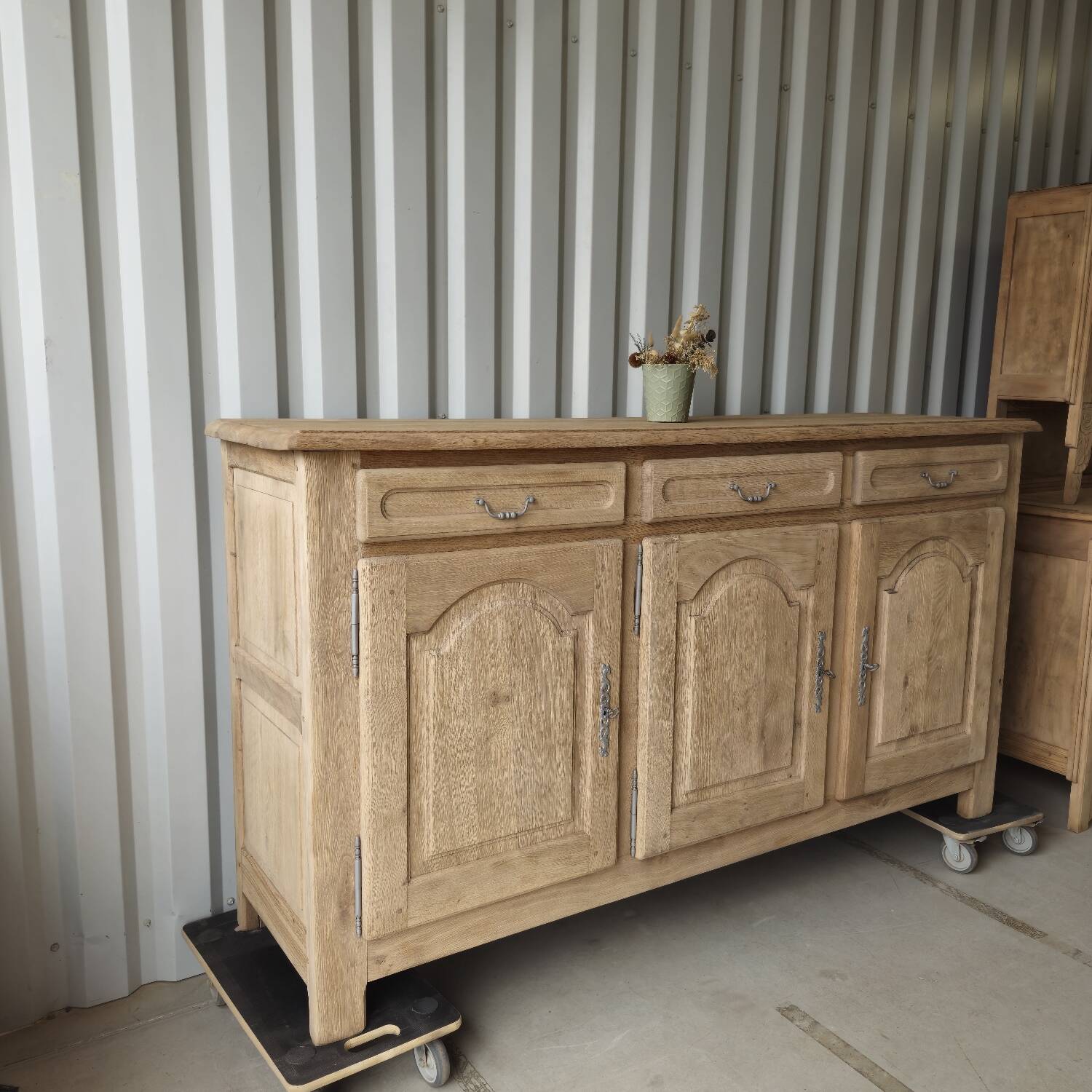 Beau buffet 3 portes chêne massif