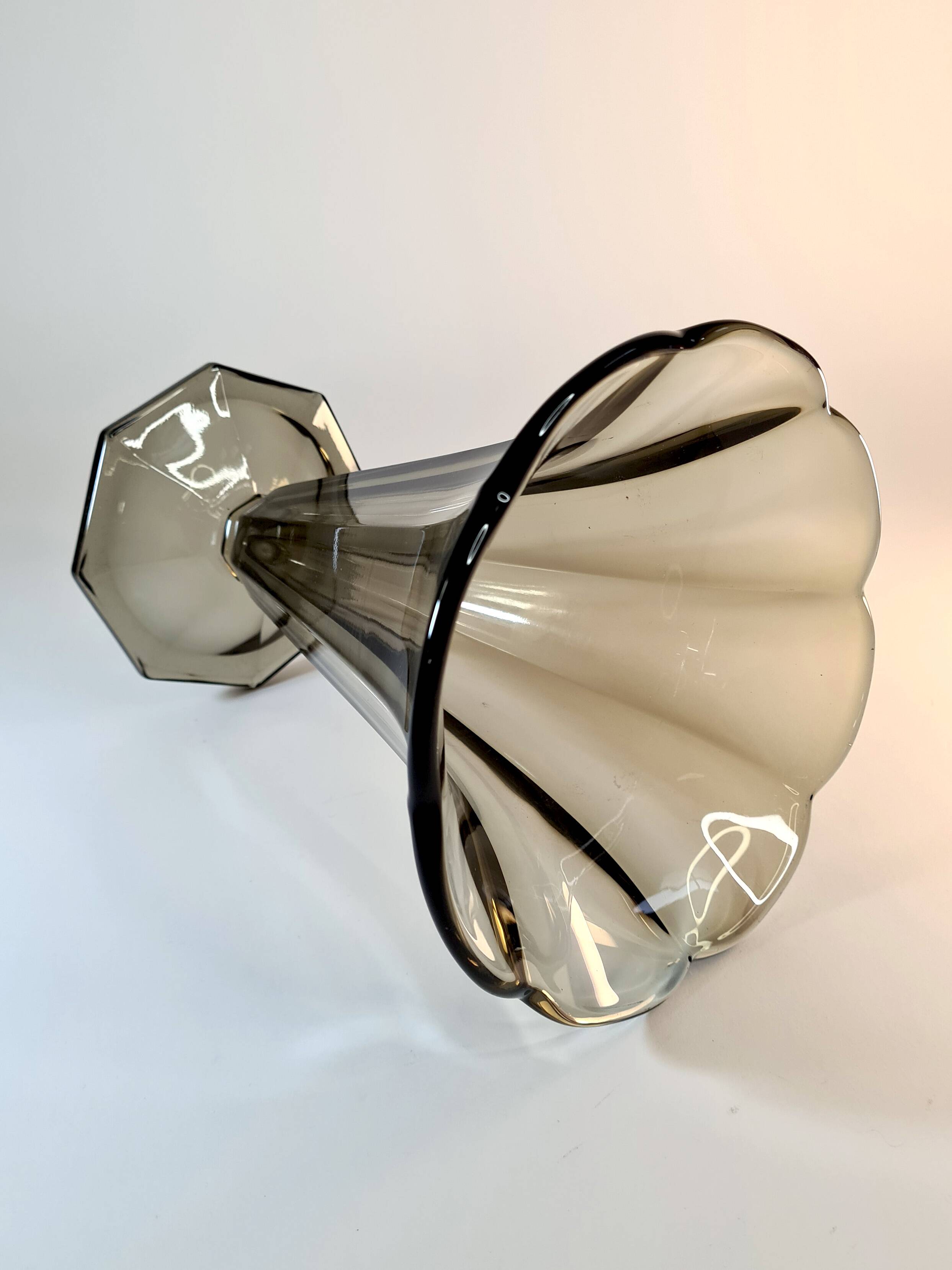 Art Deco tulip vase in smoked glass – Czechoslovak elegance 🇨🇿