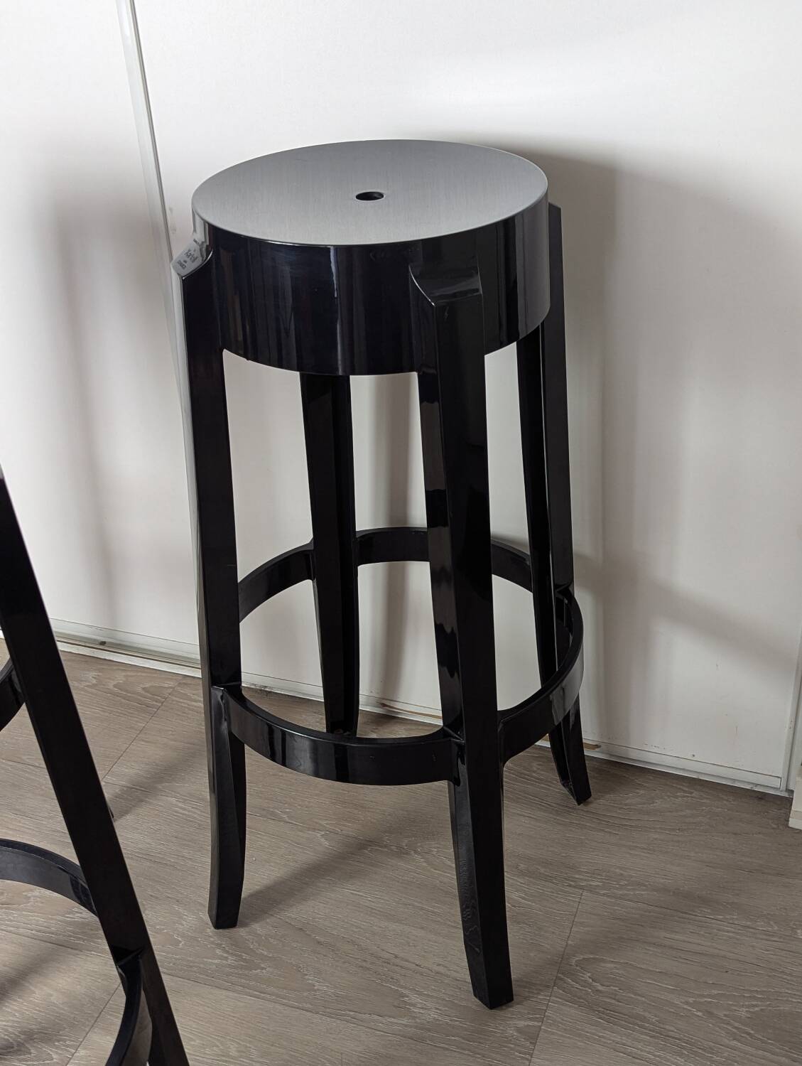 Trois Tabourets hauts, Charles Ghost par Kartell et Starck