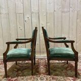 Paire de fauteuils de style Louis XVI en velours vert
