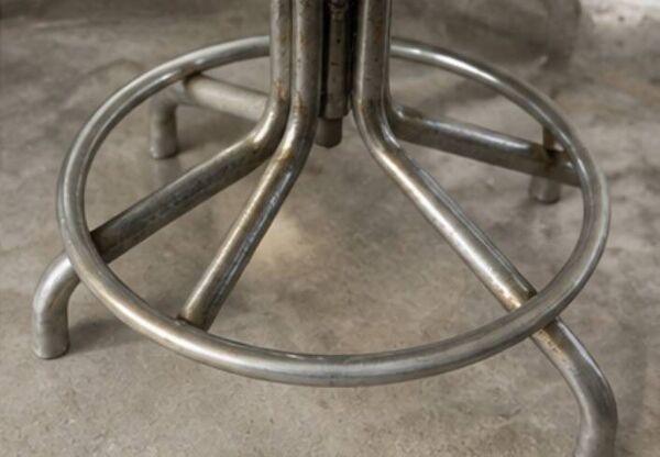 Chaise d’atelier vintage réglable en métal patiné et skaï gris