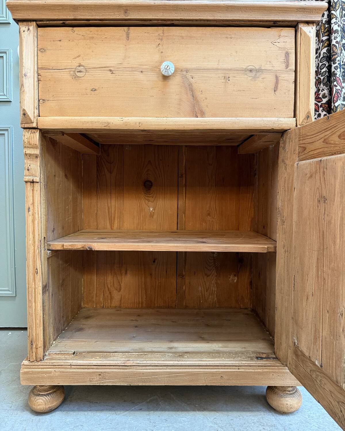 English jam cupboard in solid pine (renovated)