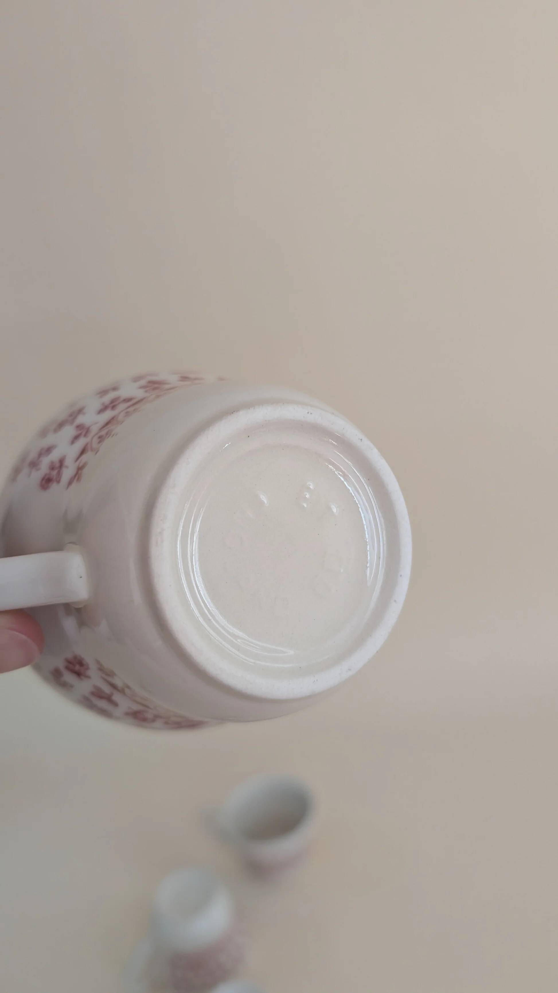 Set of 4 red ceramic mugs