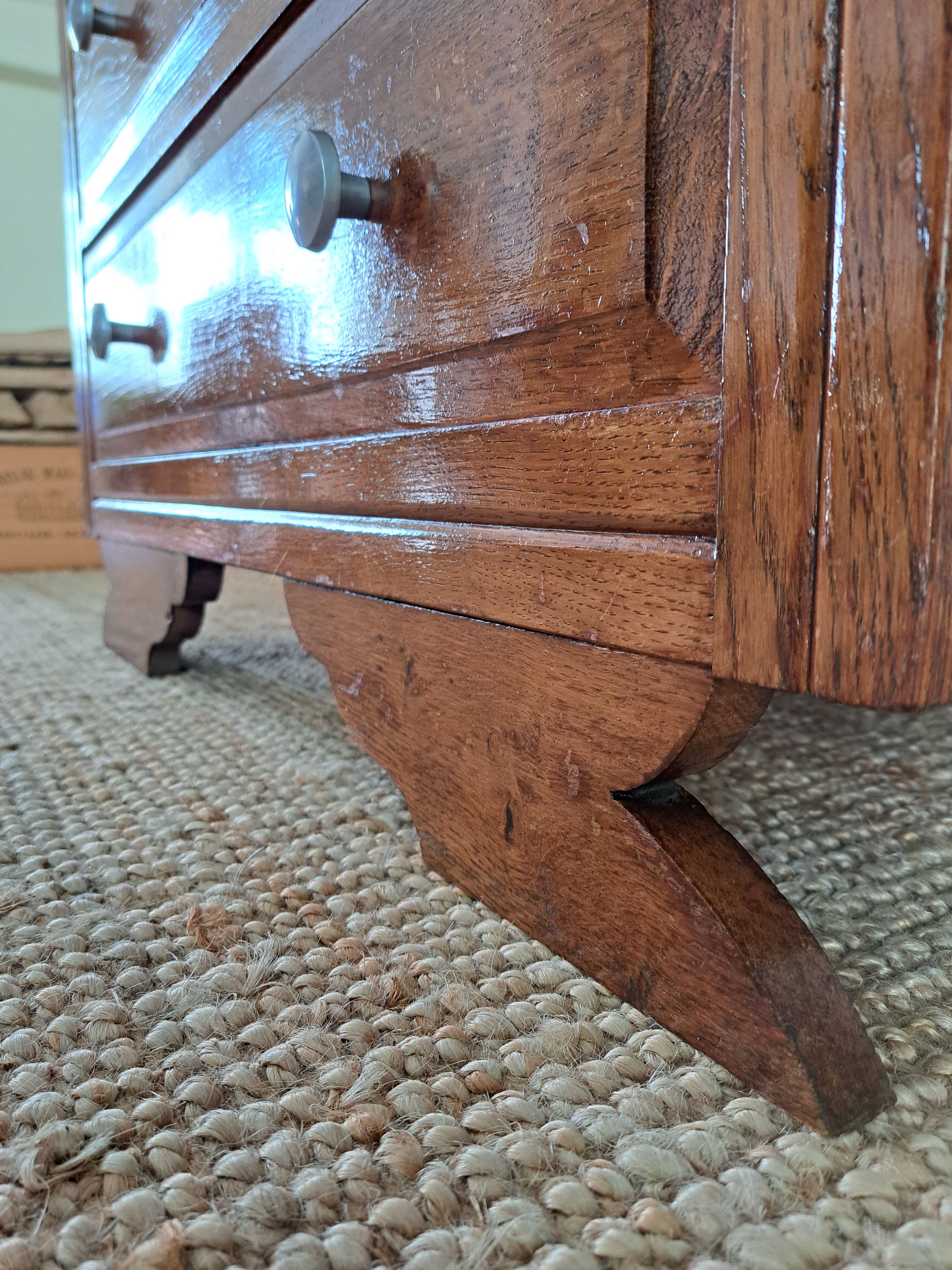 Oak chest of drawers from the 1950s.
