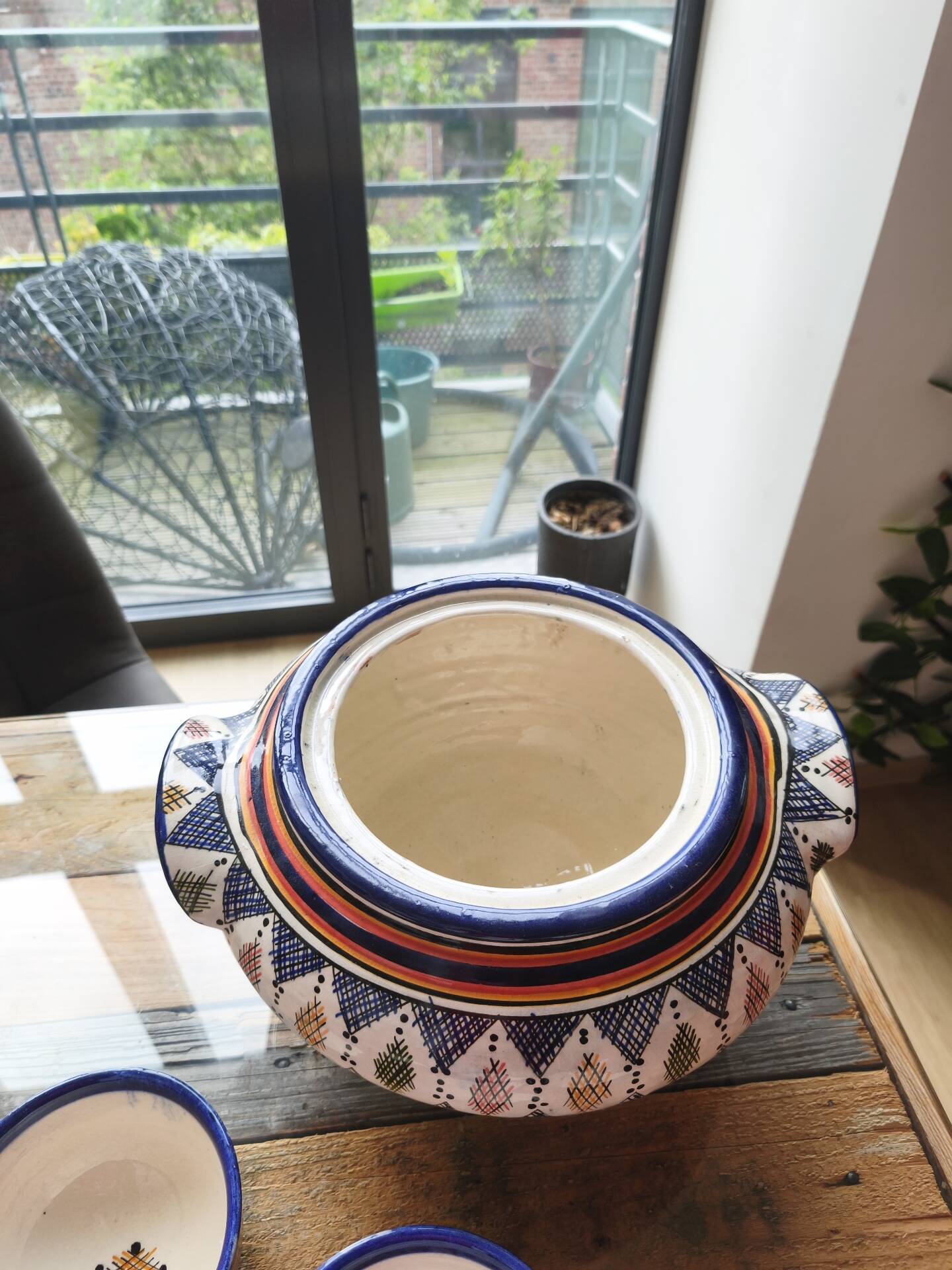 Ceramic soup tureen with its 6 bowls