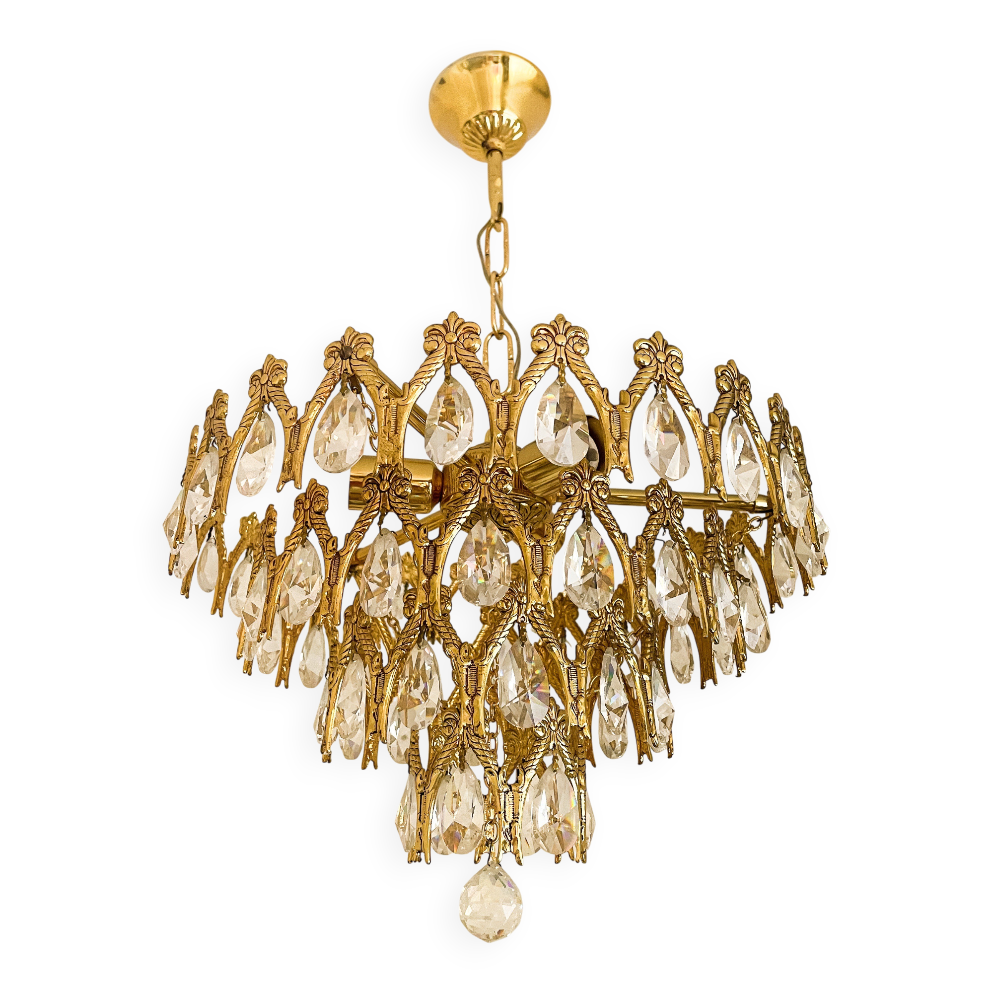 Vintage chandelier in gilded brass with crystal pendants.