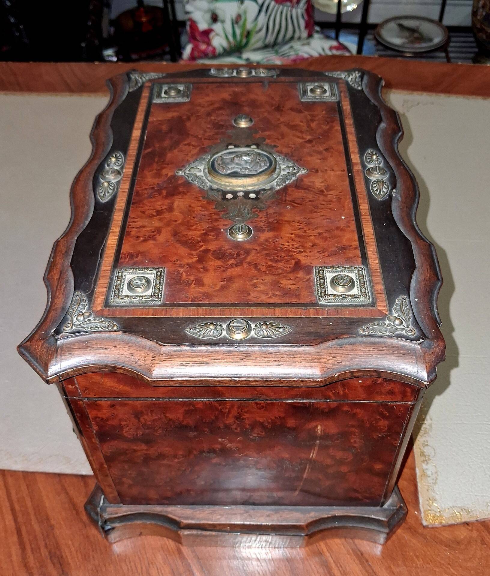 Cigar cabinet / Cigar box in burl wood and decorative bronze