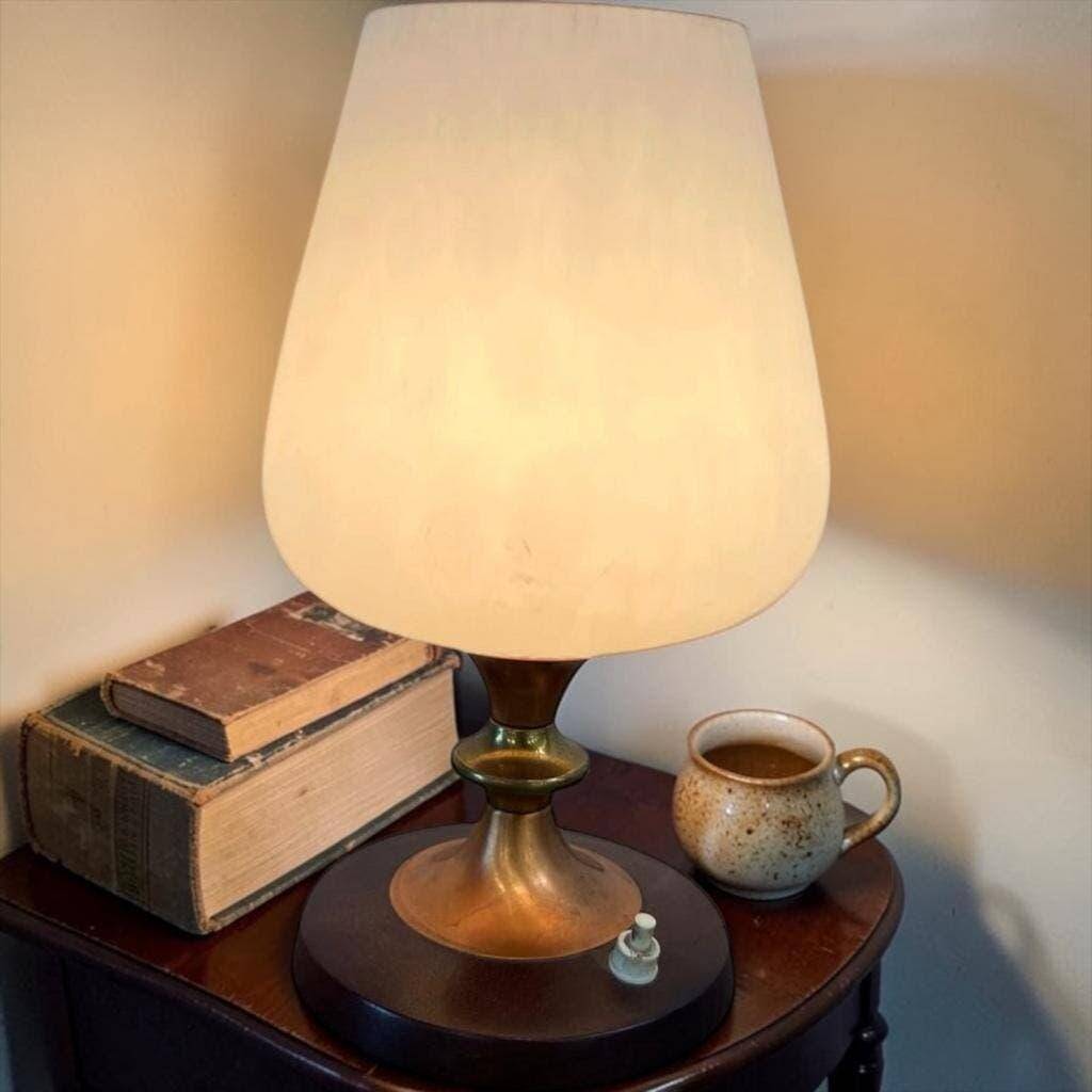 Lampe de table vintage en verre avec base en bois