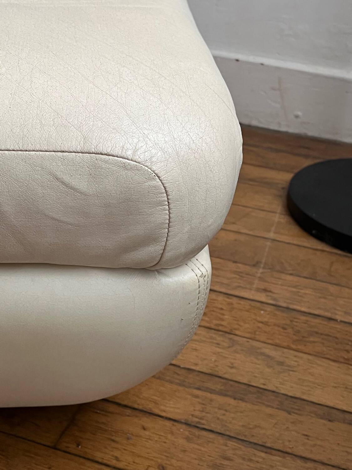 Leather pouf from the 70s/80s