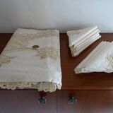 Embroidered tablecloth and 12 old linen towels 260 out of 165