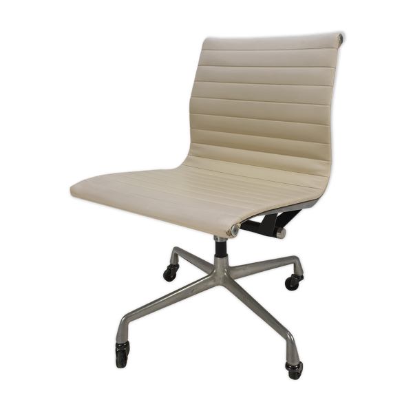 Swivel armchair by Charles & Ray Eames for Herman Miller, 1960 — Beyit