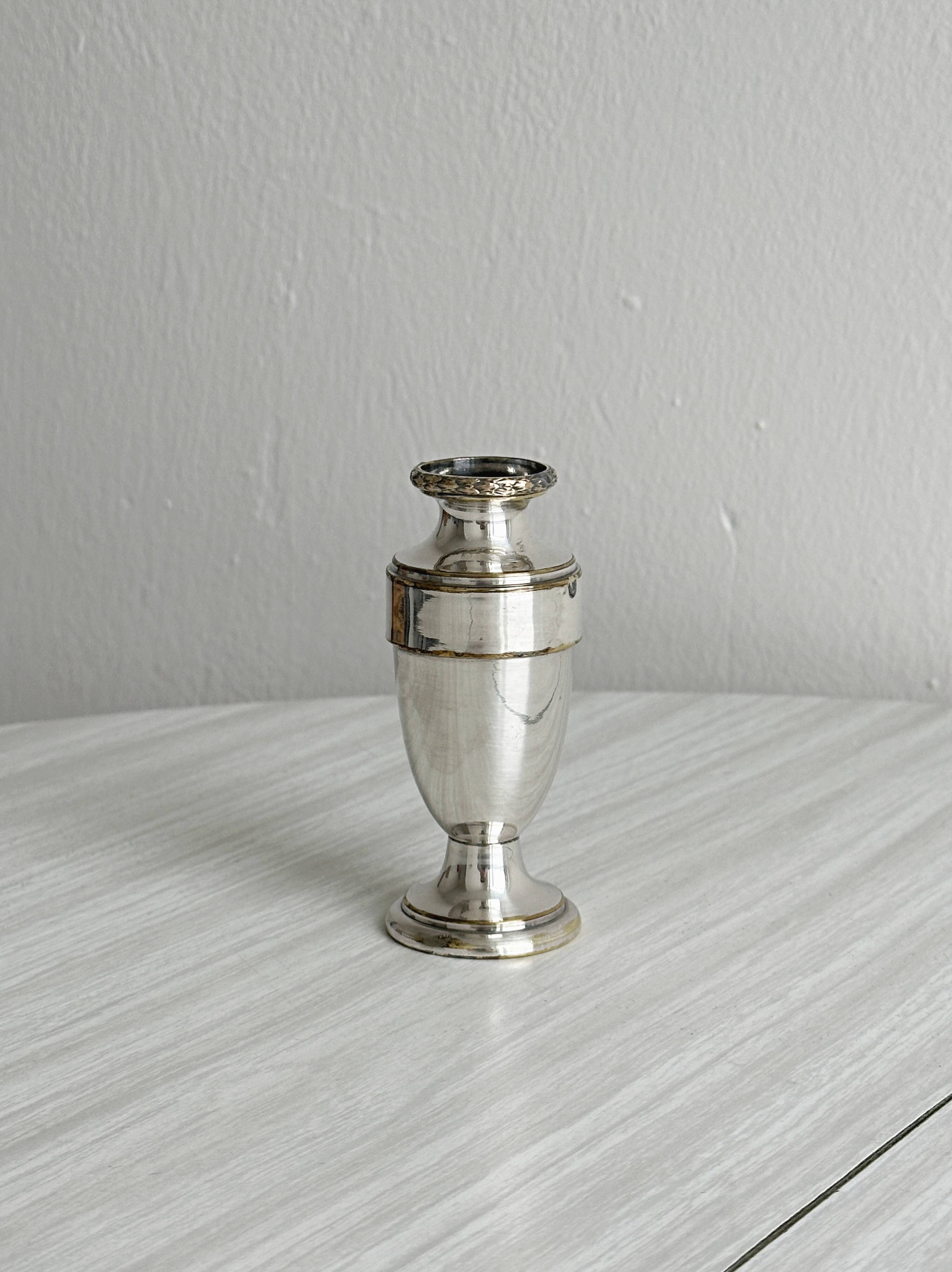 Small soliflore vase in very light metal.