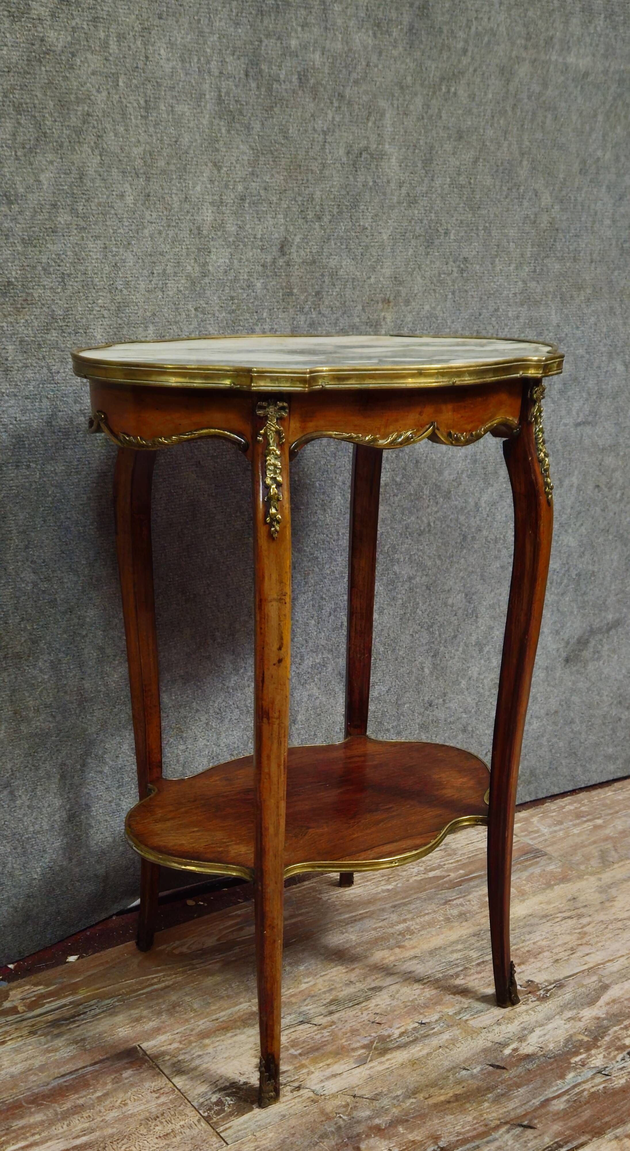 Display table - Louis XV style side table, finely crafted in mahogany.