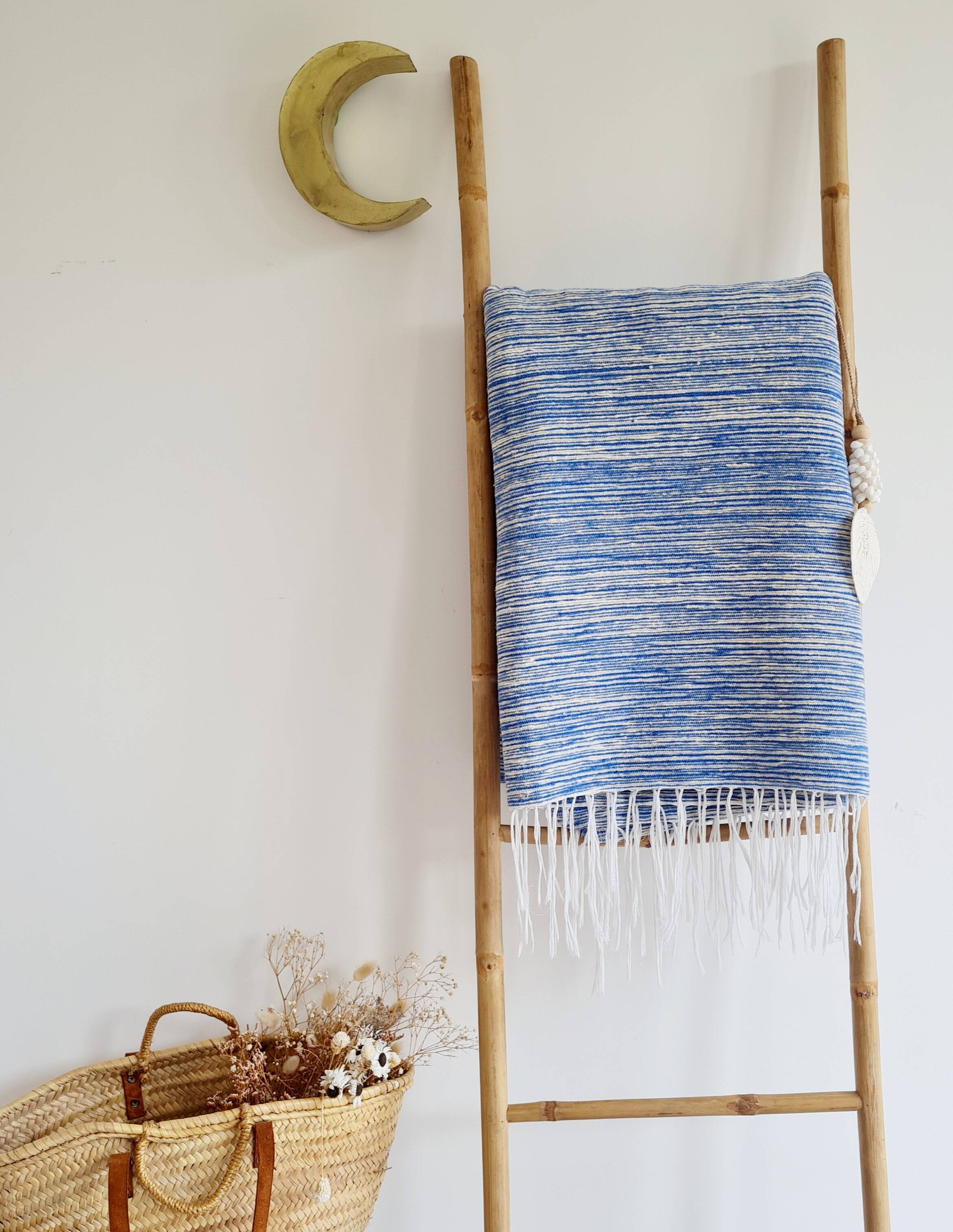 Plaid marocain artisanat rayures blanches et bleues