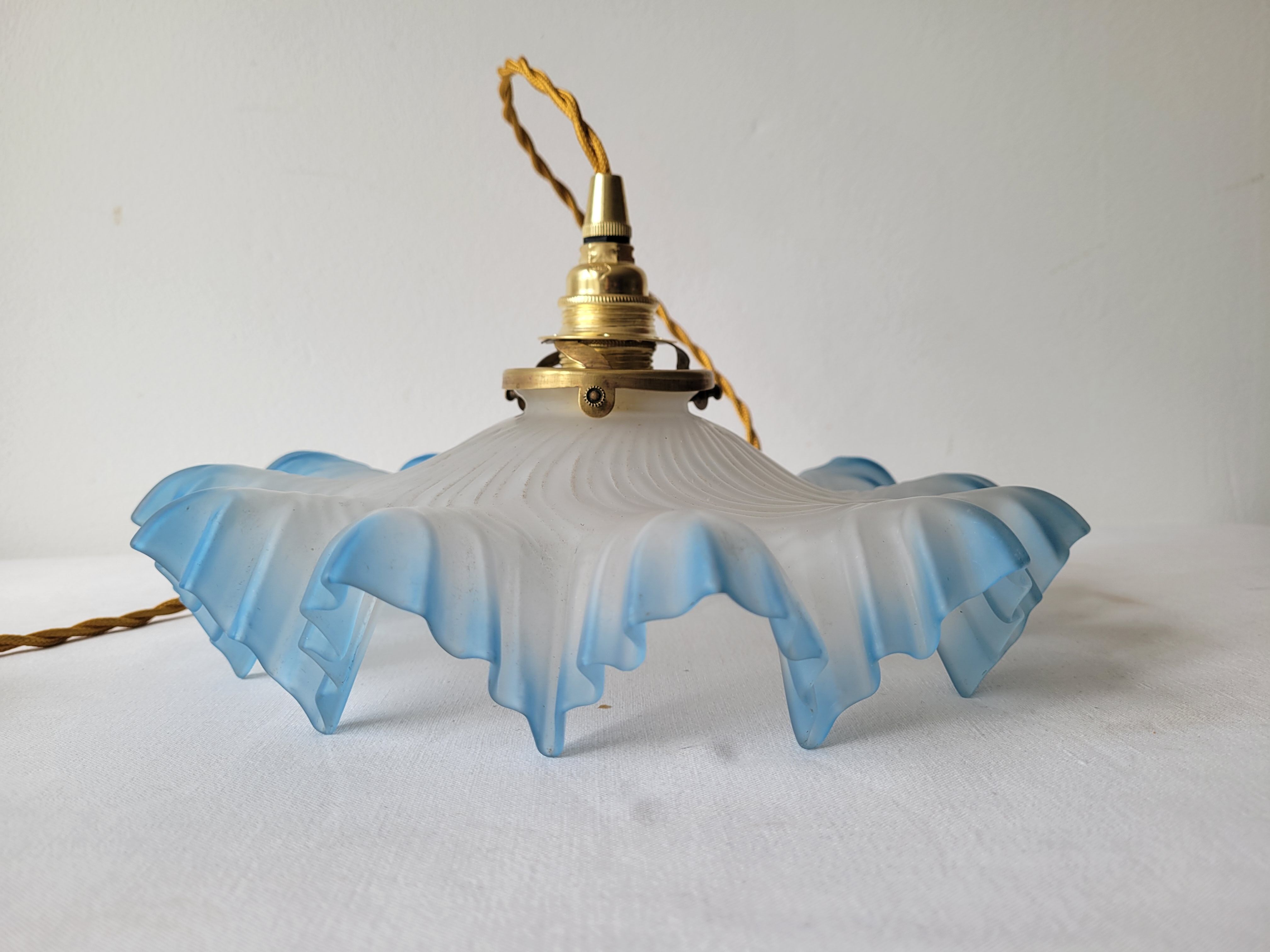 Suspension in opaline