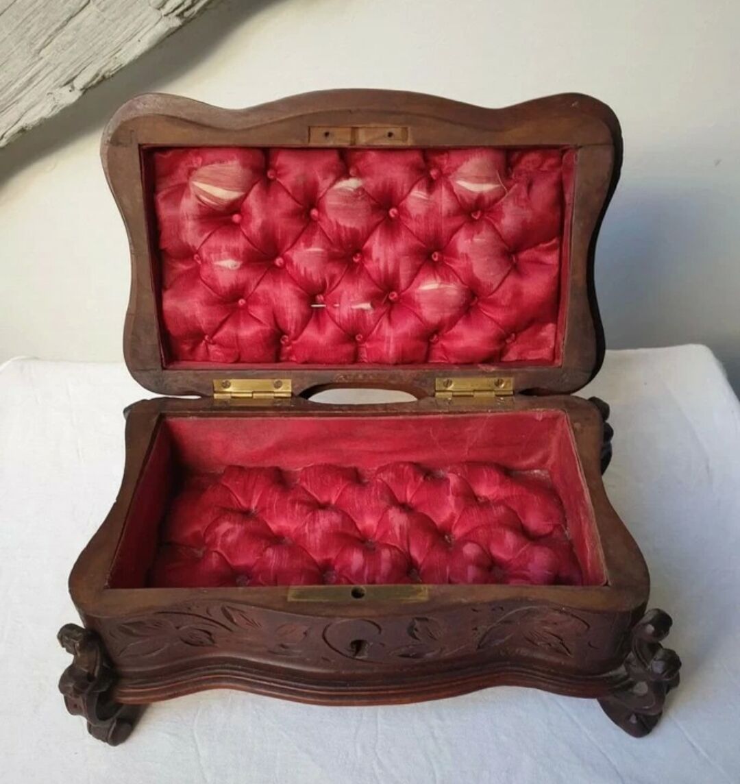 Ancienne boîte à bijoux en bois de la forêt noire