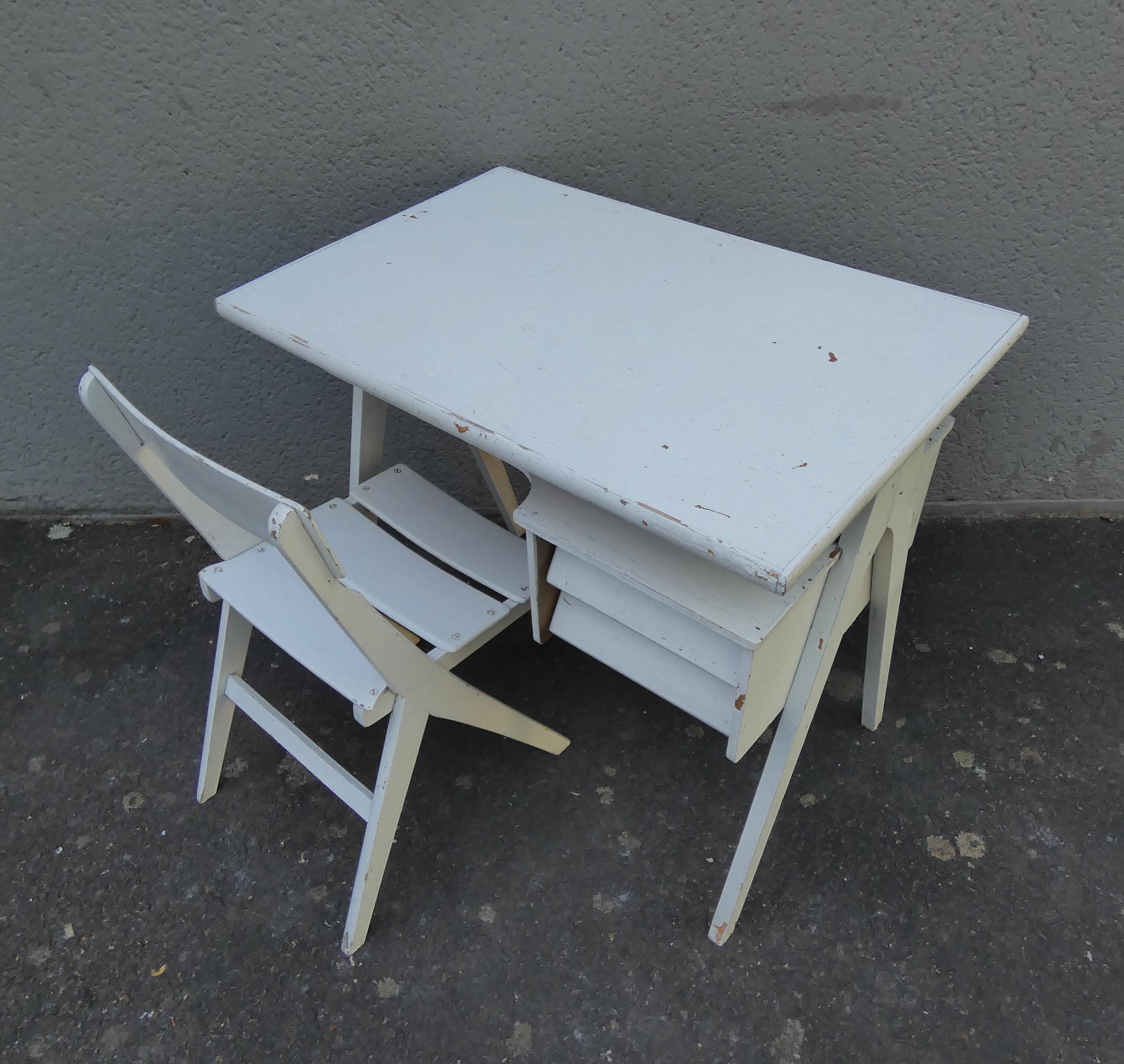 Scandinavian desk with compass legs for children