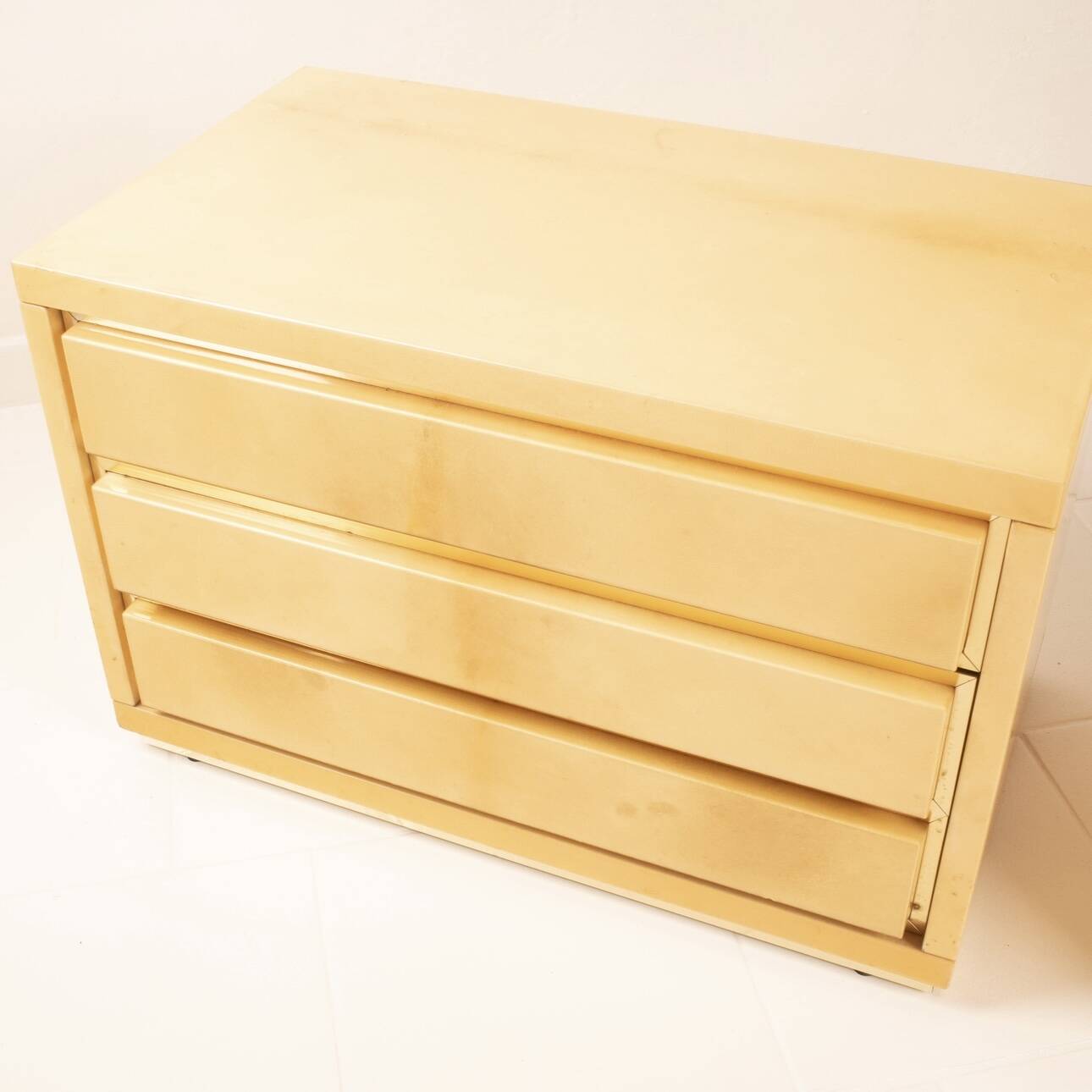 Paire de tables de nuit vintage en parchemin par Aldo Tura, années 1960.
