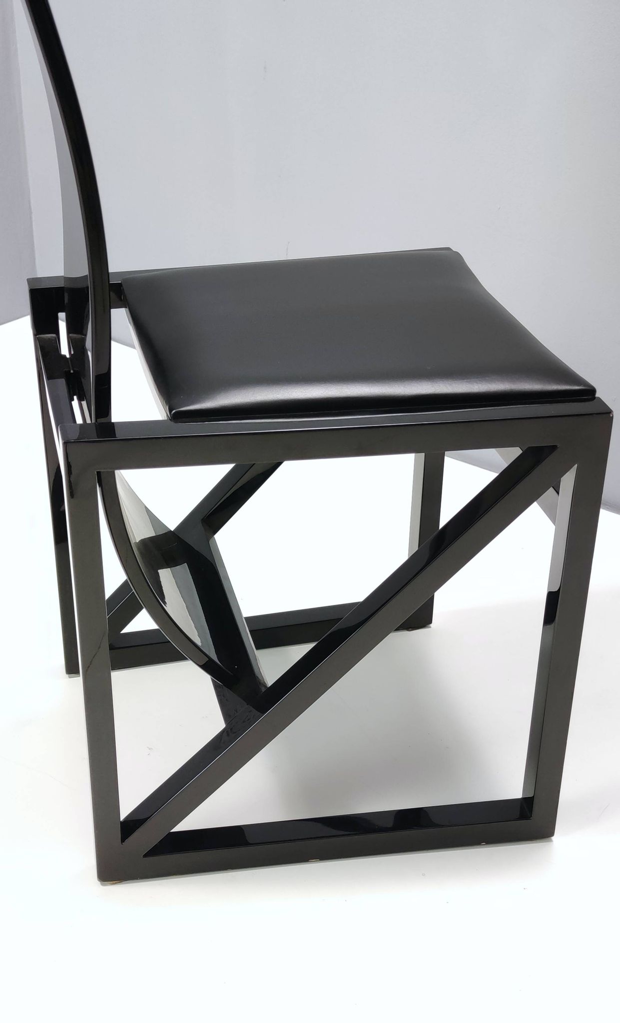 This chair from the EDO series was designed by the Japanese architect Kisho Kurokawa in the 1980s an