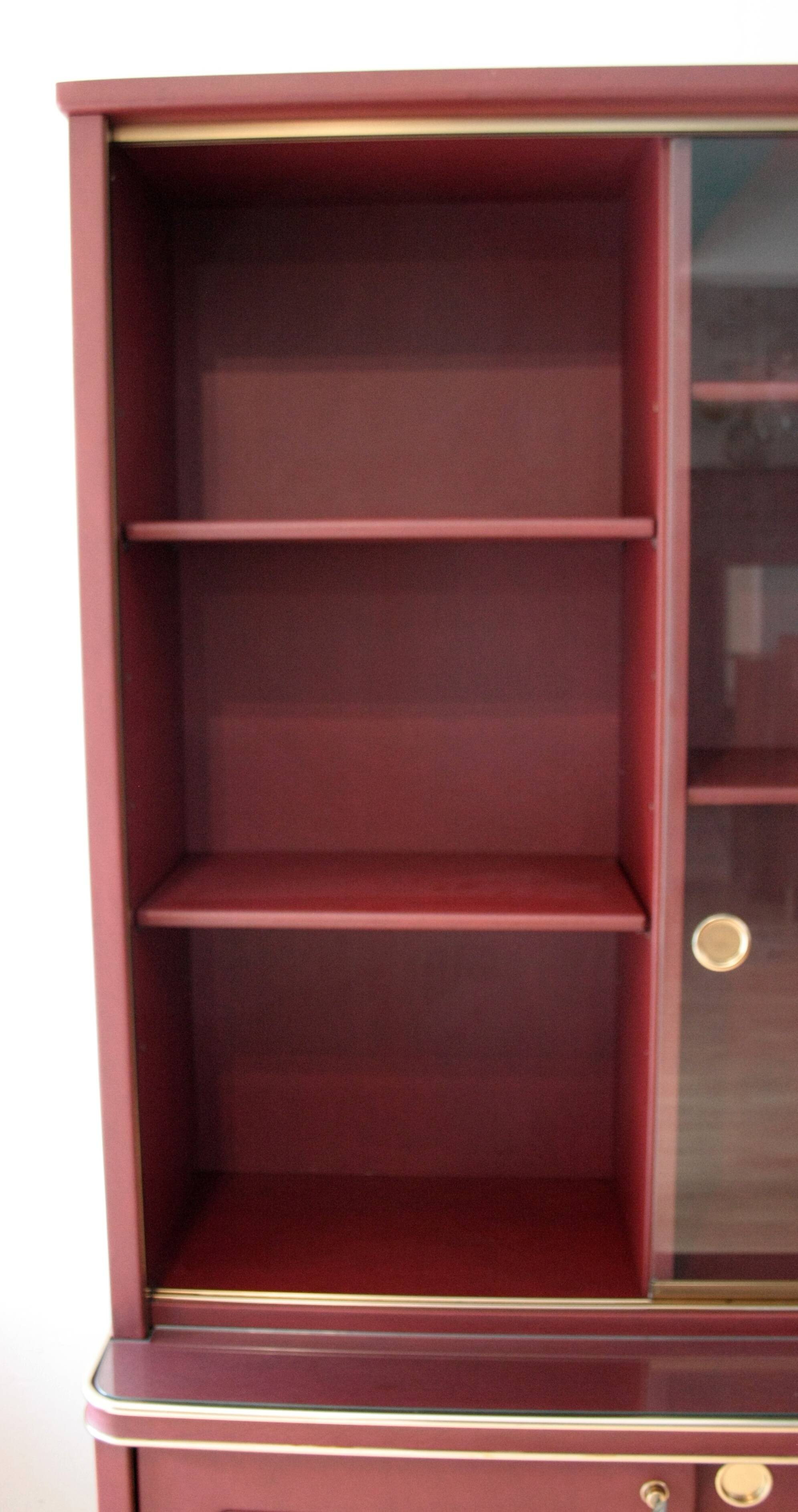 Crédence ou bibliothèque à deux sections recouverte de similicuir couleur Bordeaux