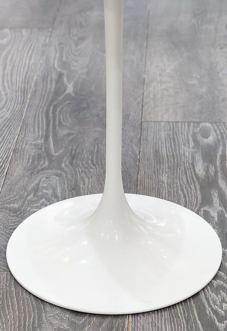 Round pedestal table in aluminium marble and white Rilsan Eero Saarinen (1910-1961), Edition Knoll