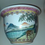 Hidden Chinese porcelain pot. Rose Family.