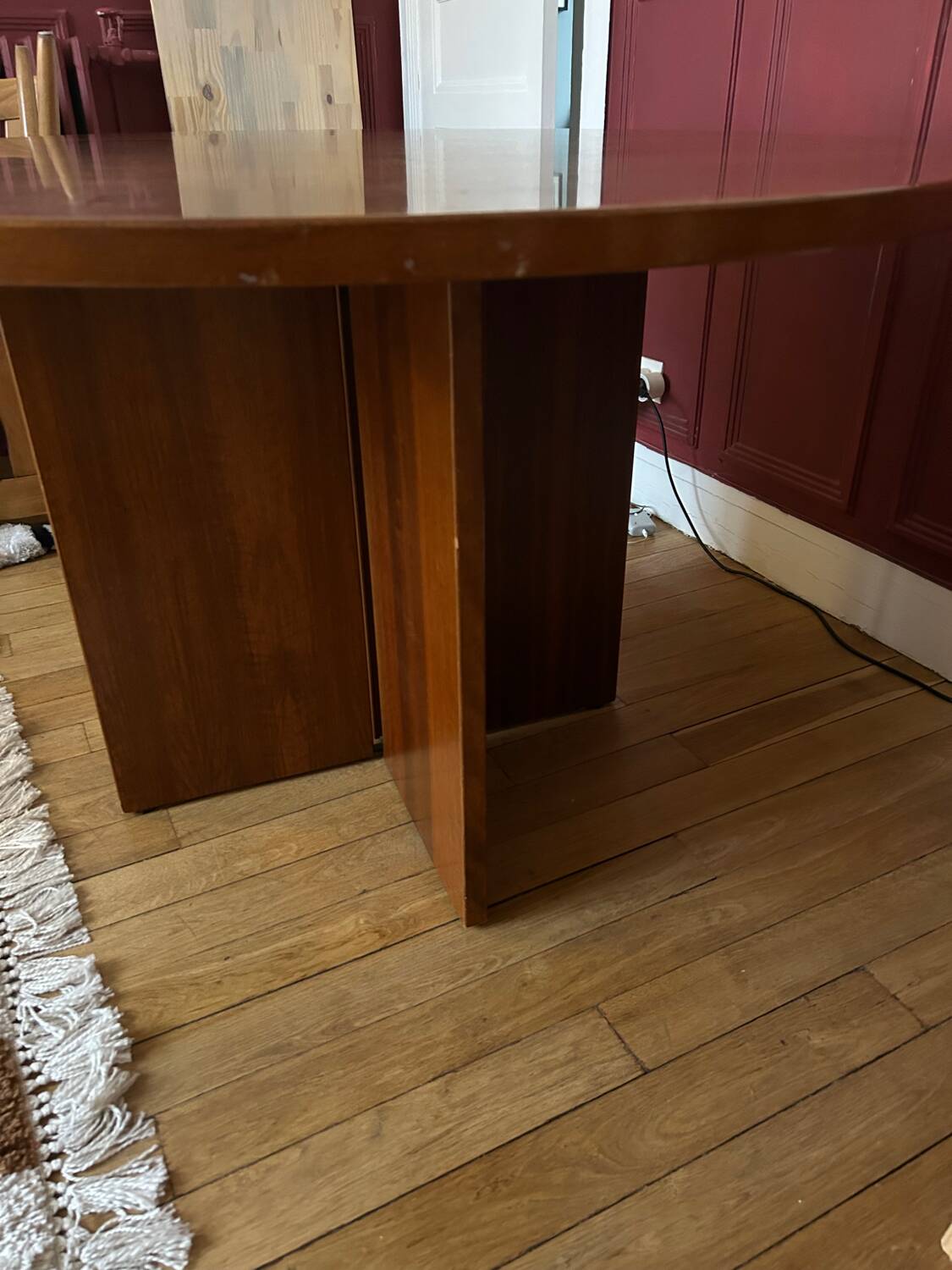 Table ronde en bois verni