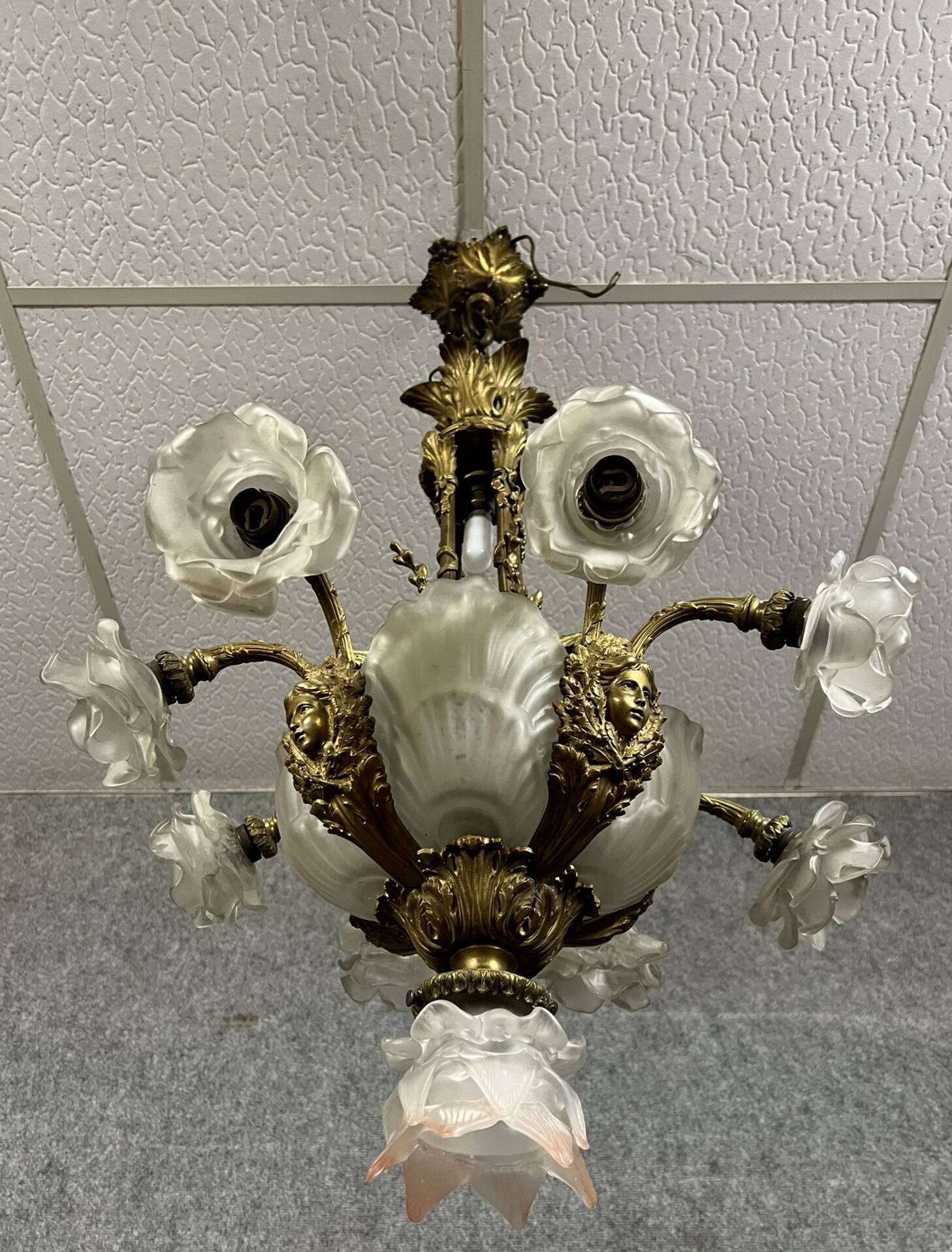 Lustre en bronze doré avec verrerie aux roses et coquilles