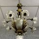 Lustre en bronze doré avec verrerie aux roses et coquilles