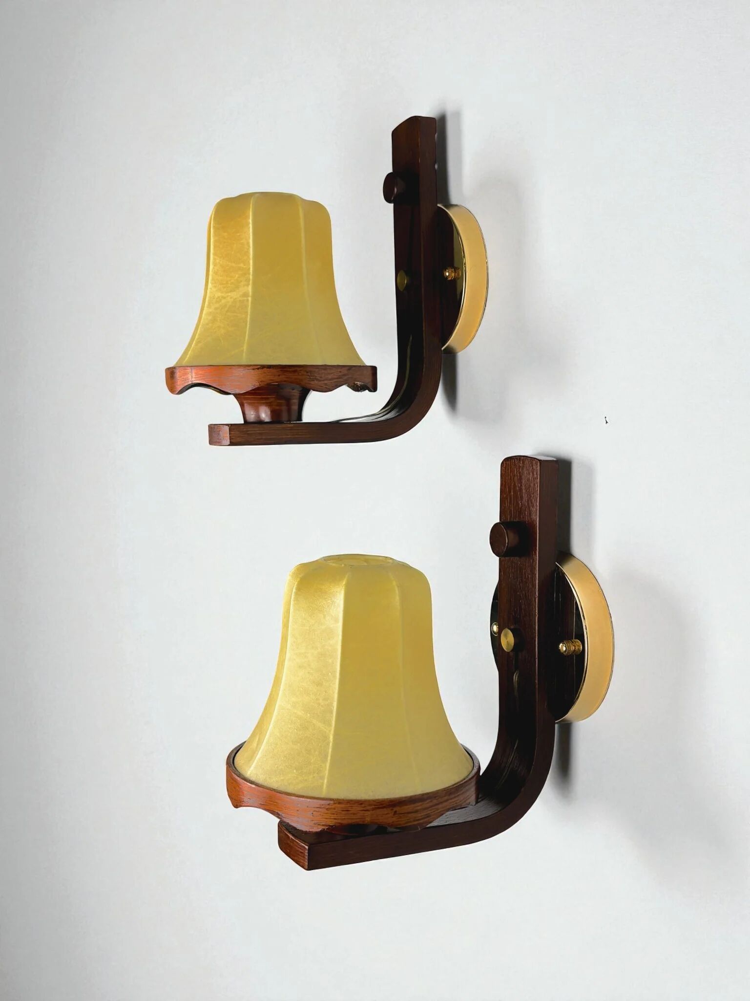 Paire de lampes murales "Cocoon" italiennes, en résine et bois, années 1970.