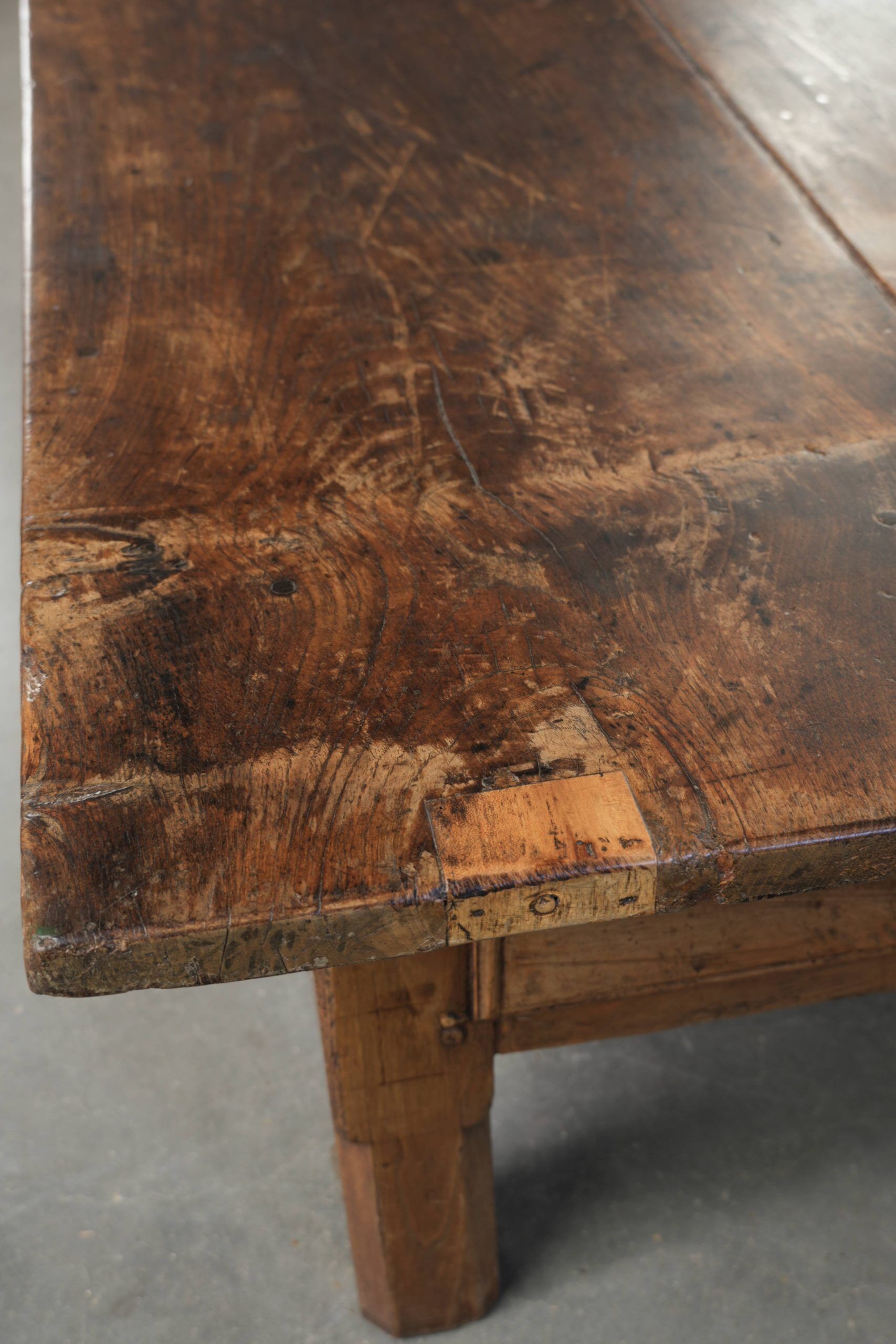Table basse antique sud-européenne en bois fruitier avec un tiroir.