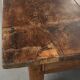 Table basse antique sud-européenne en bois fruitier avec un tiroir.