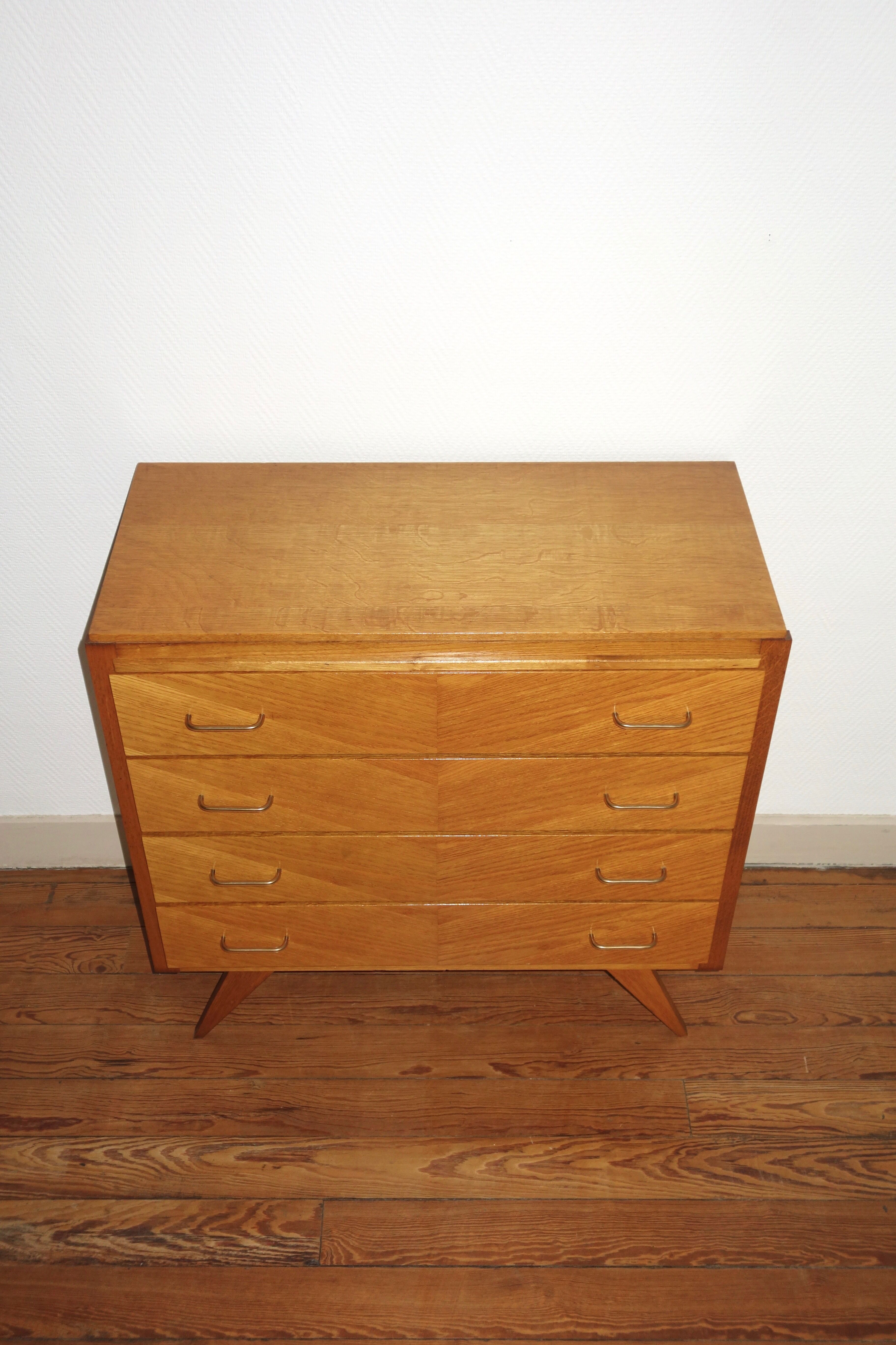 Dresser with compass feet of the 1950s
