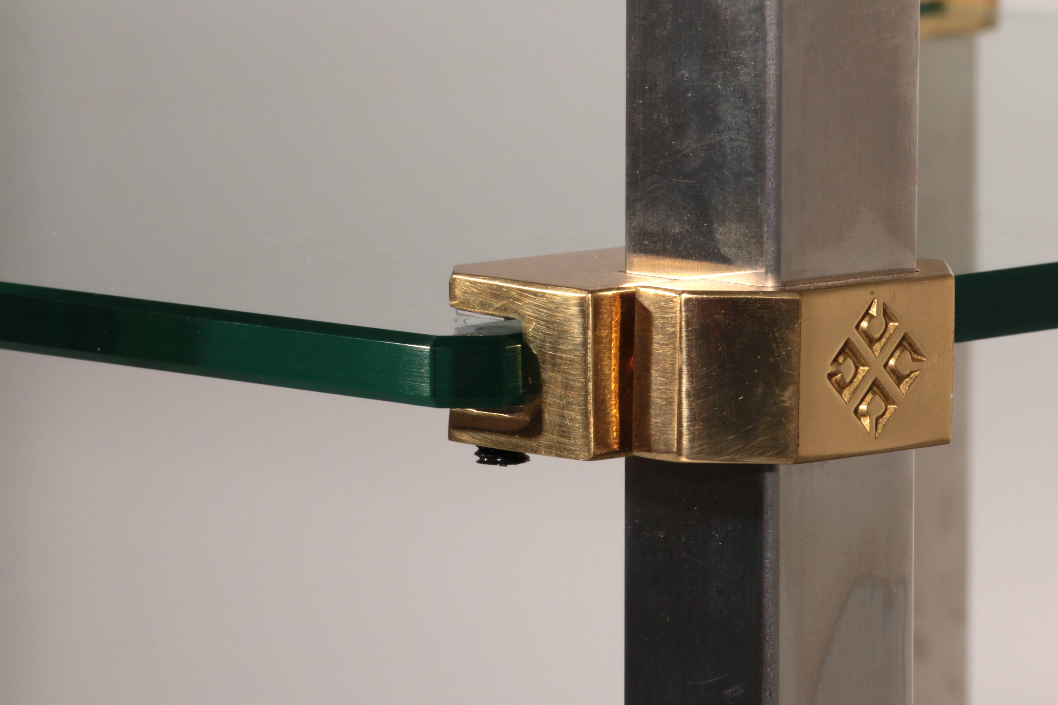 Cabinet d'angle Peter Ghyczy 1970 – modèle R16 emblématique en acier inoxydable et laiton