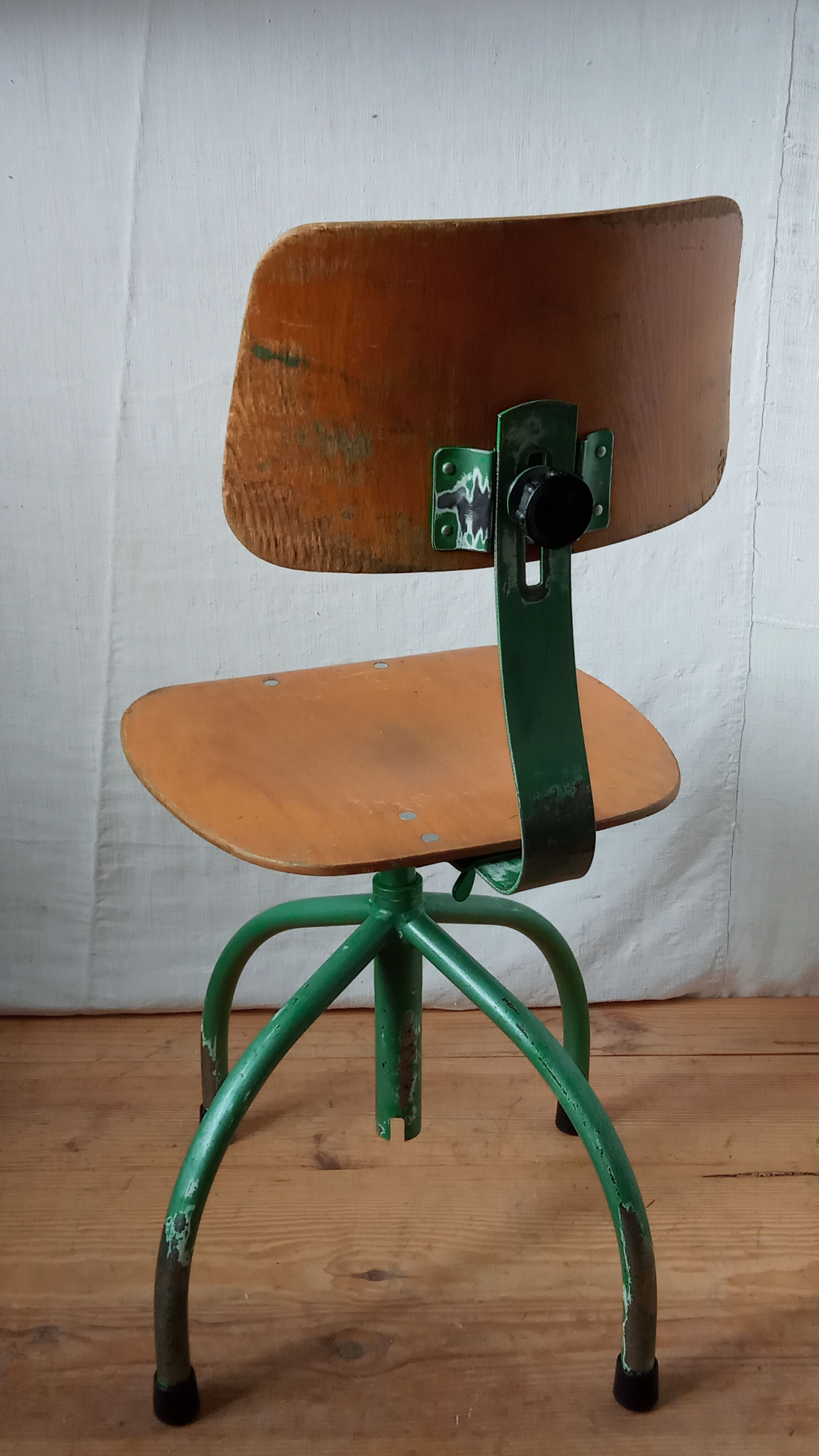 Swivel and telescopic workshop chair