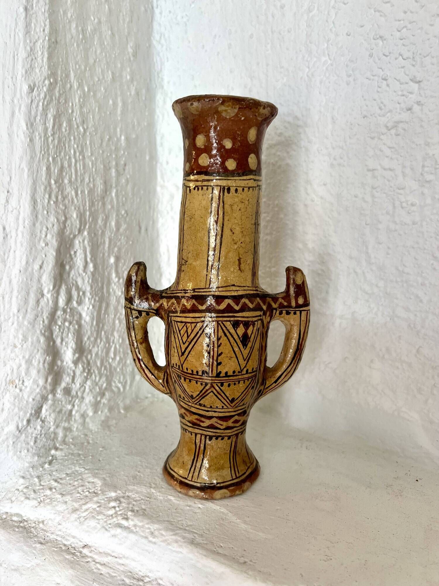 Ancien vase en poterie berbère traditionnelle kabyle