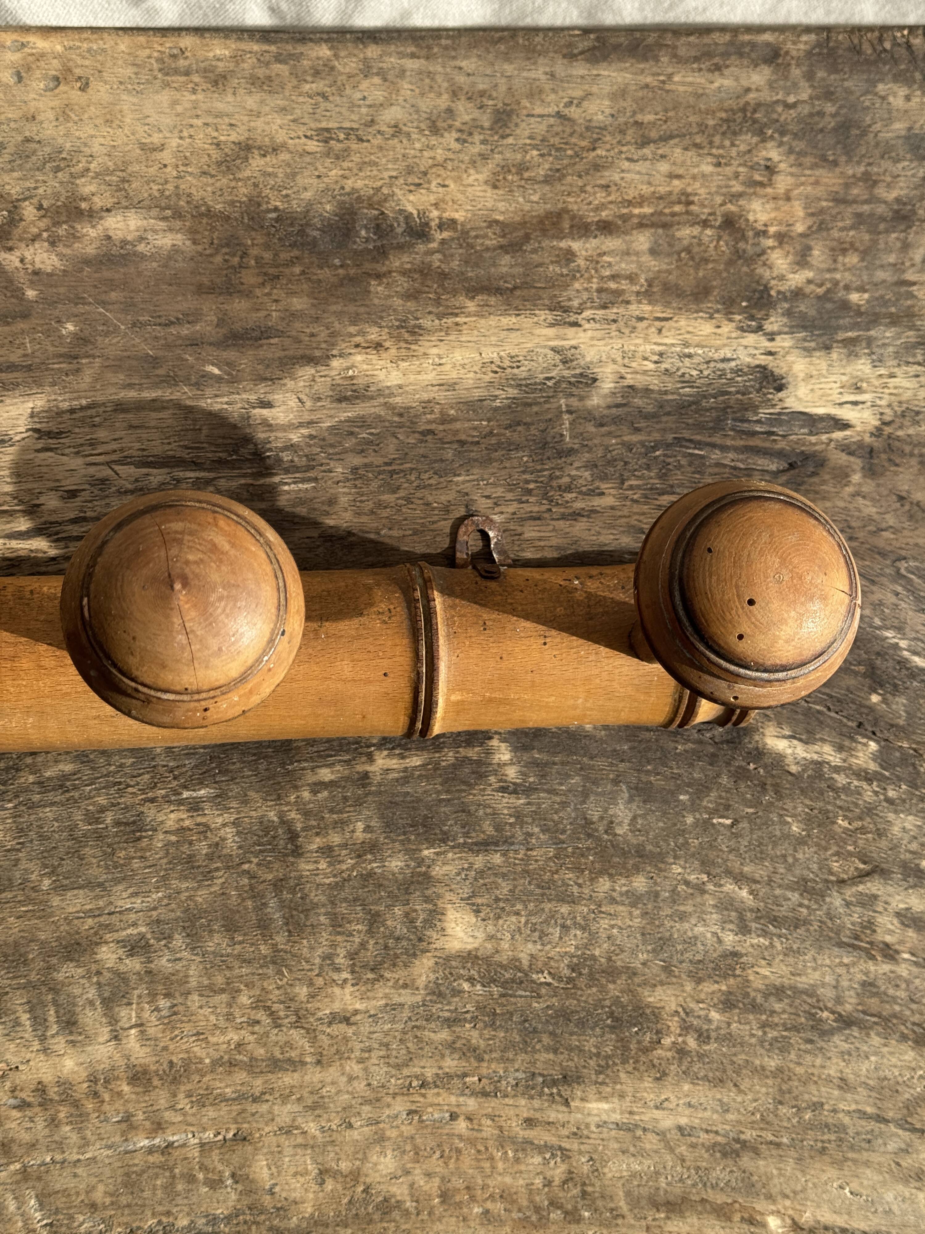 Large vintage wooden coat rack with 6 bamboo effect hooks L79