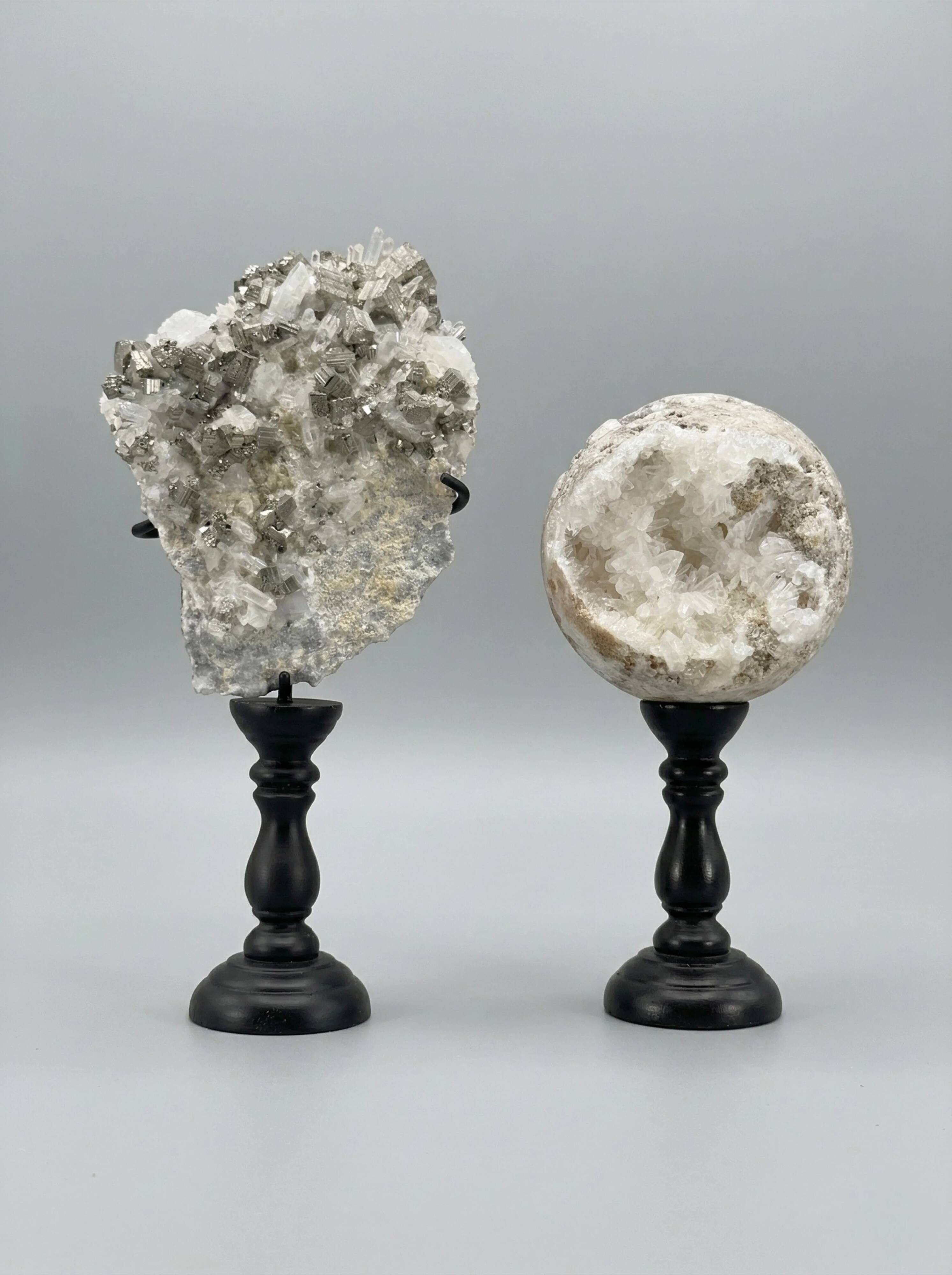 Duo pyrite & quartz cristallin — sculptures minérales sur socles