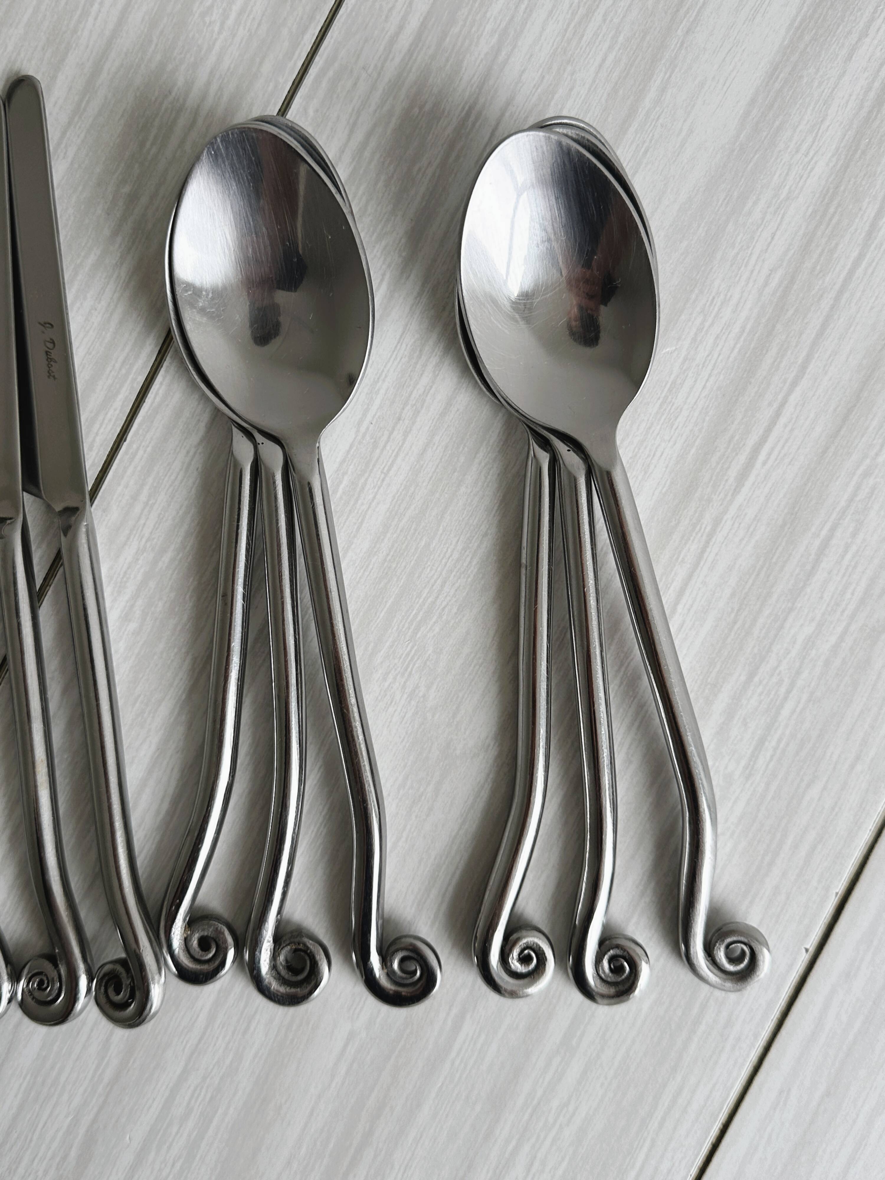 18-piece shiny metal cutlery set