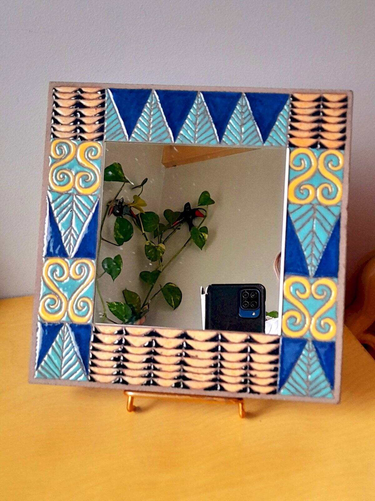 Enamelled lava mirror